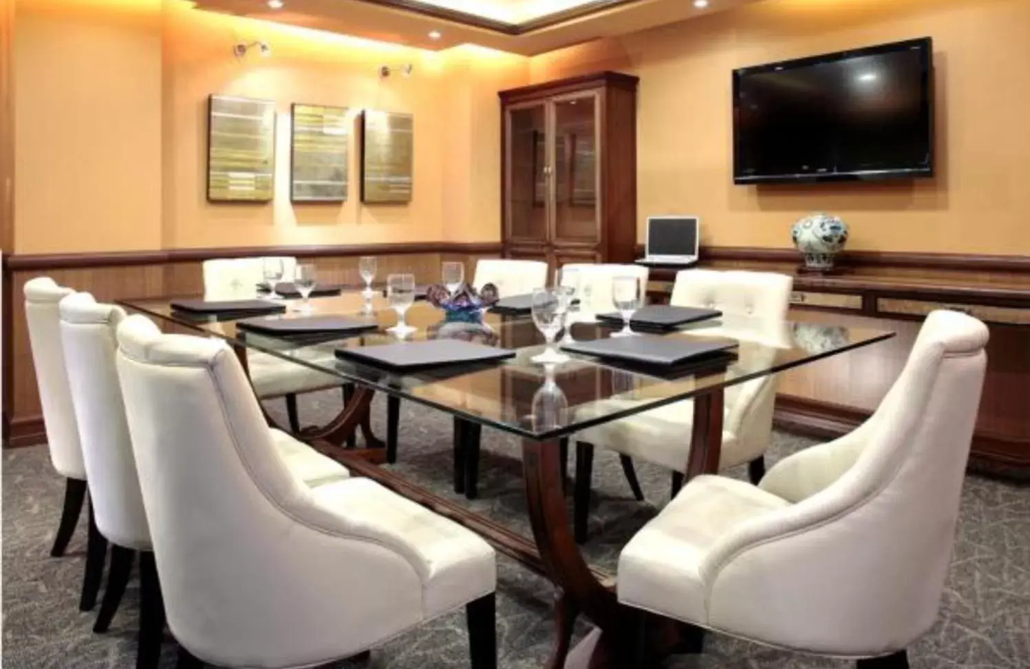 Meeting/conference room, TV/Entertainment Center in Herald Suites Solana