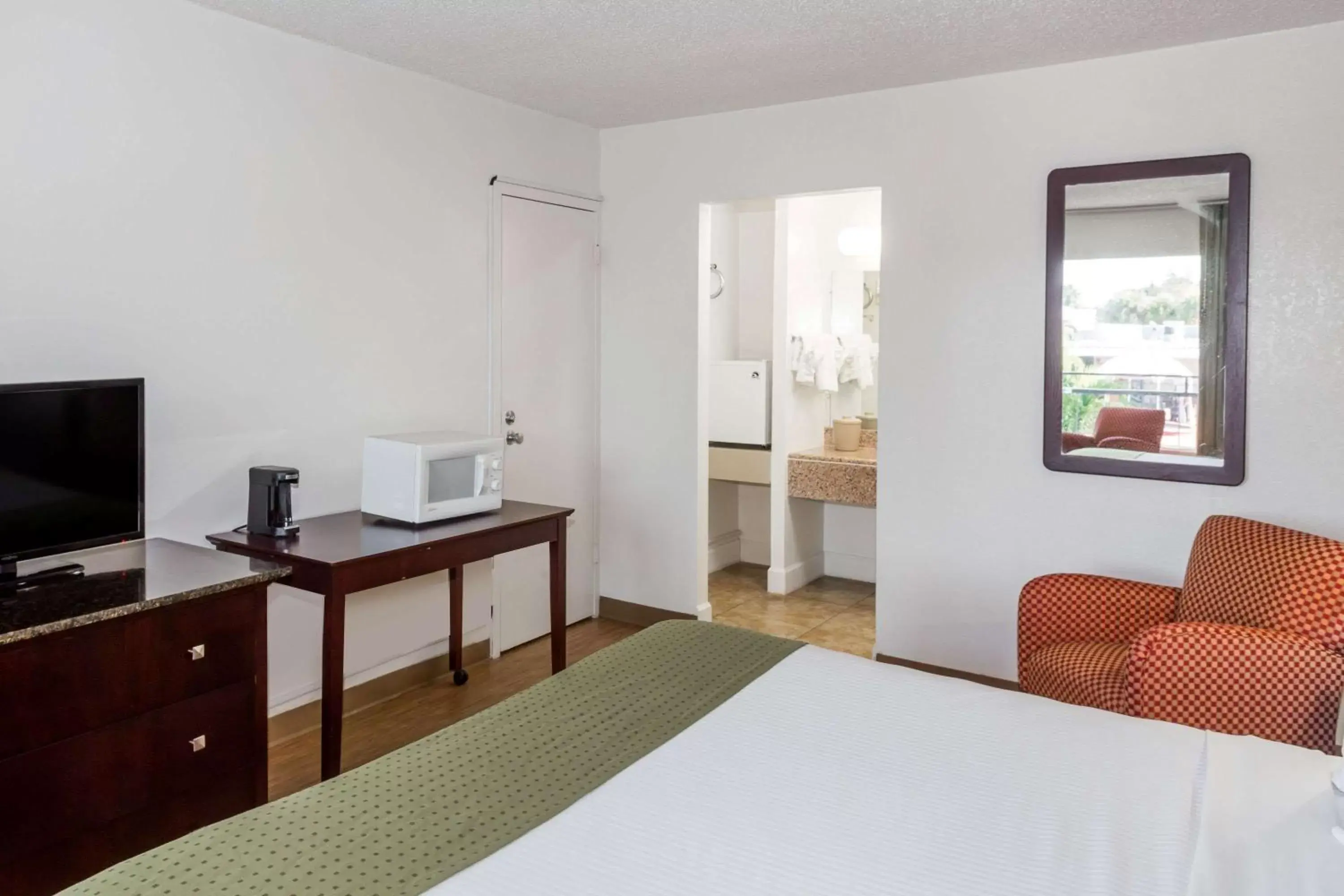 Photo of the whole room, Bed in Days Inn by Wyndham St. Petersburg / Tampa Bay Area