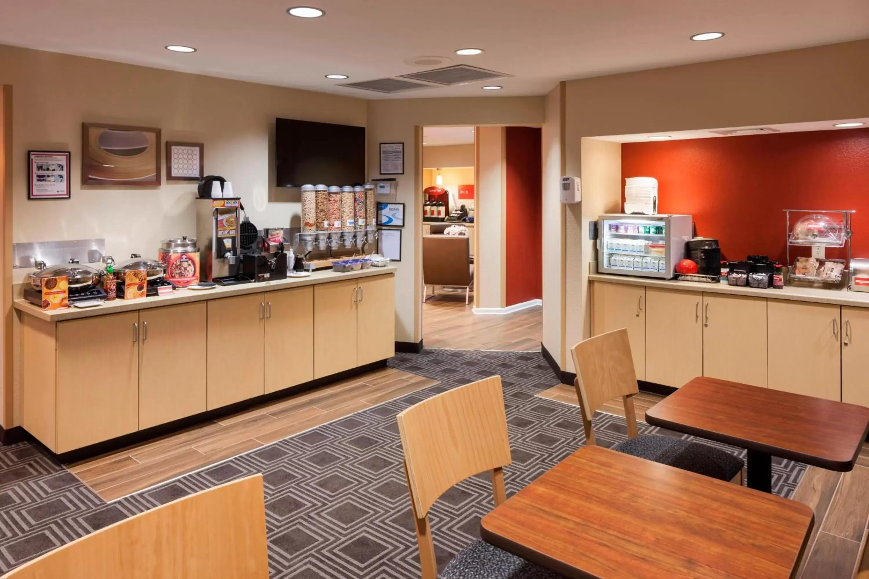 Breakfast, Restaurant/Places to Eat in TownePlace Suites Columbus