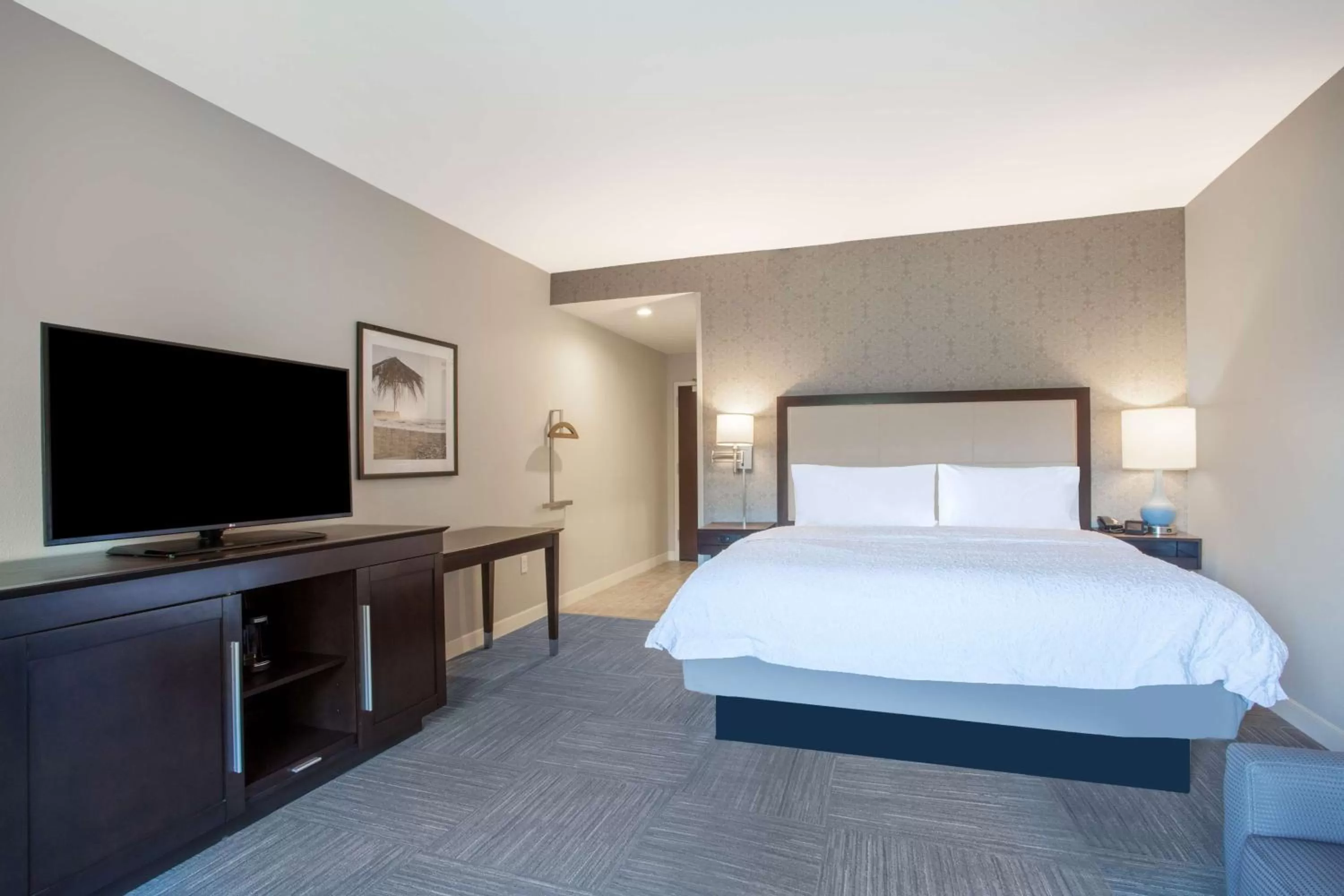 Bedroom, Bed in Hampton Inn Rochester Penfield, Ny