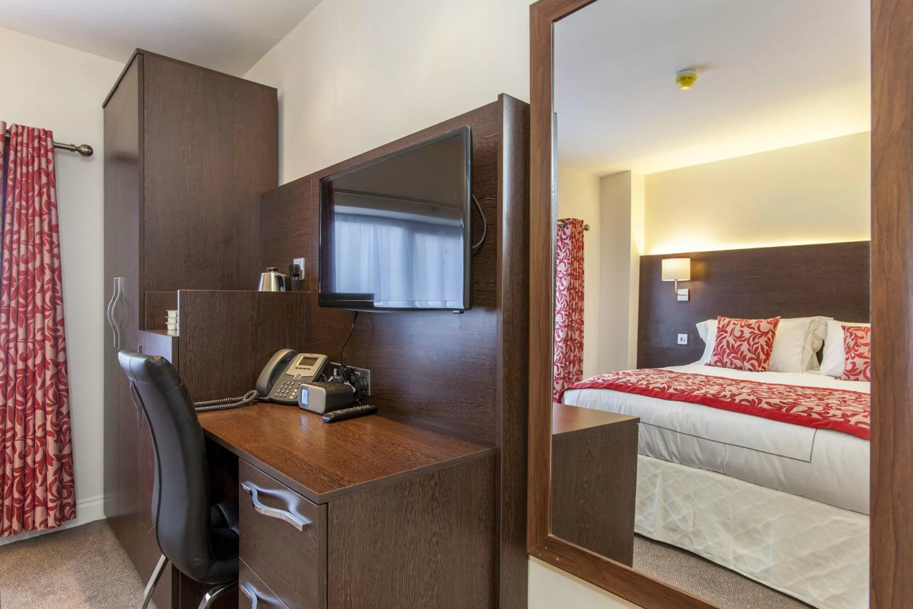 Bedroom, Bed in Hotel Shepherds Bush London