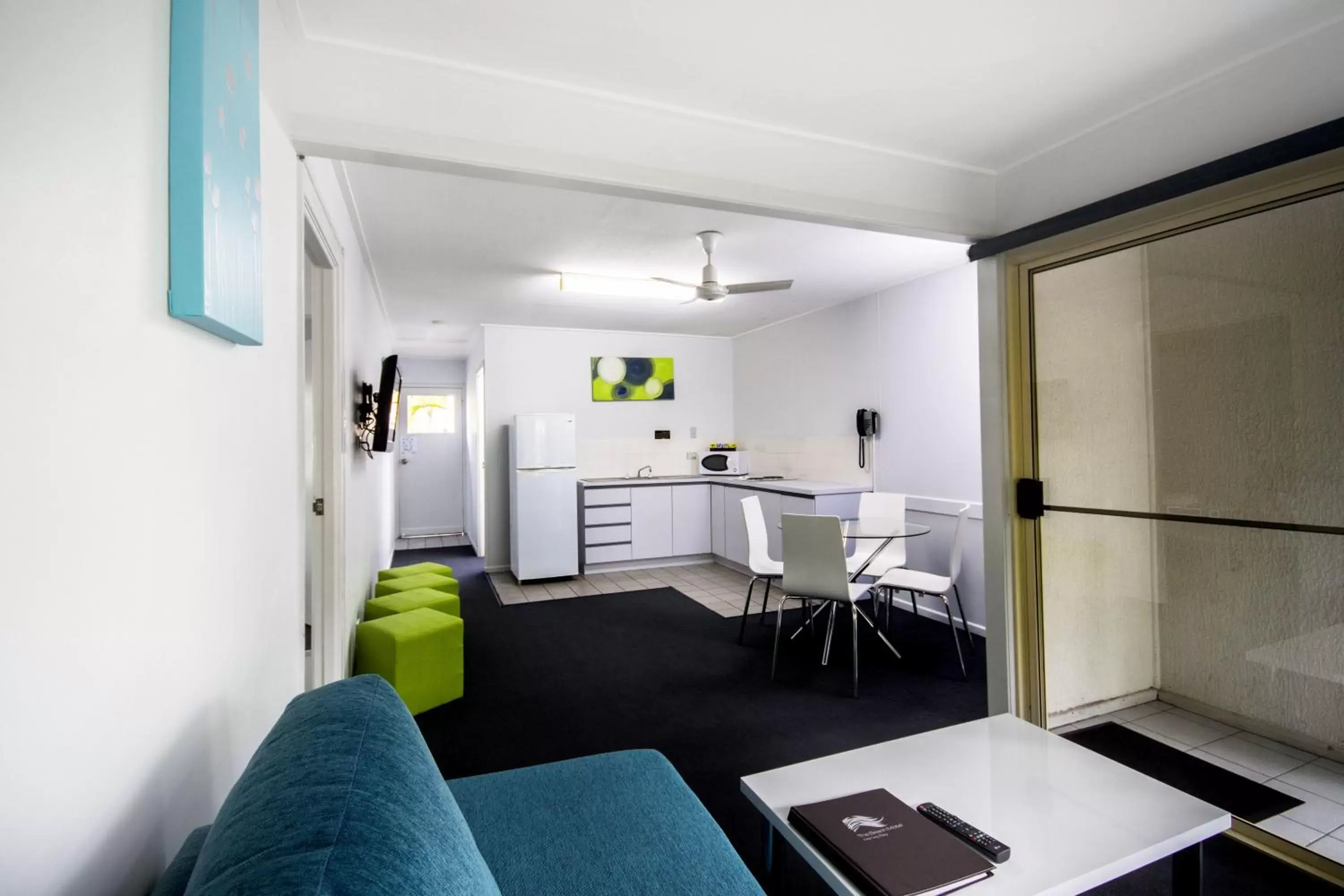 Kitchen or kitchenette, Seating Area in The Beach Motel Hervey Bay