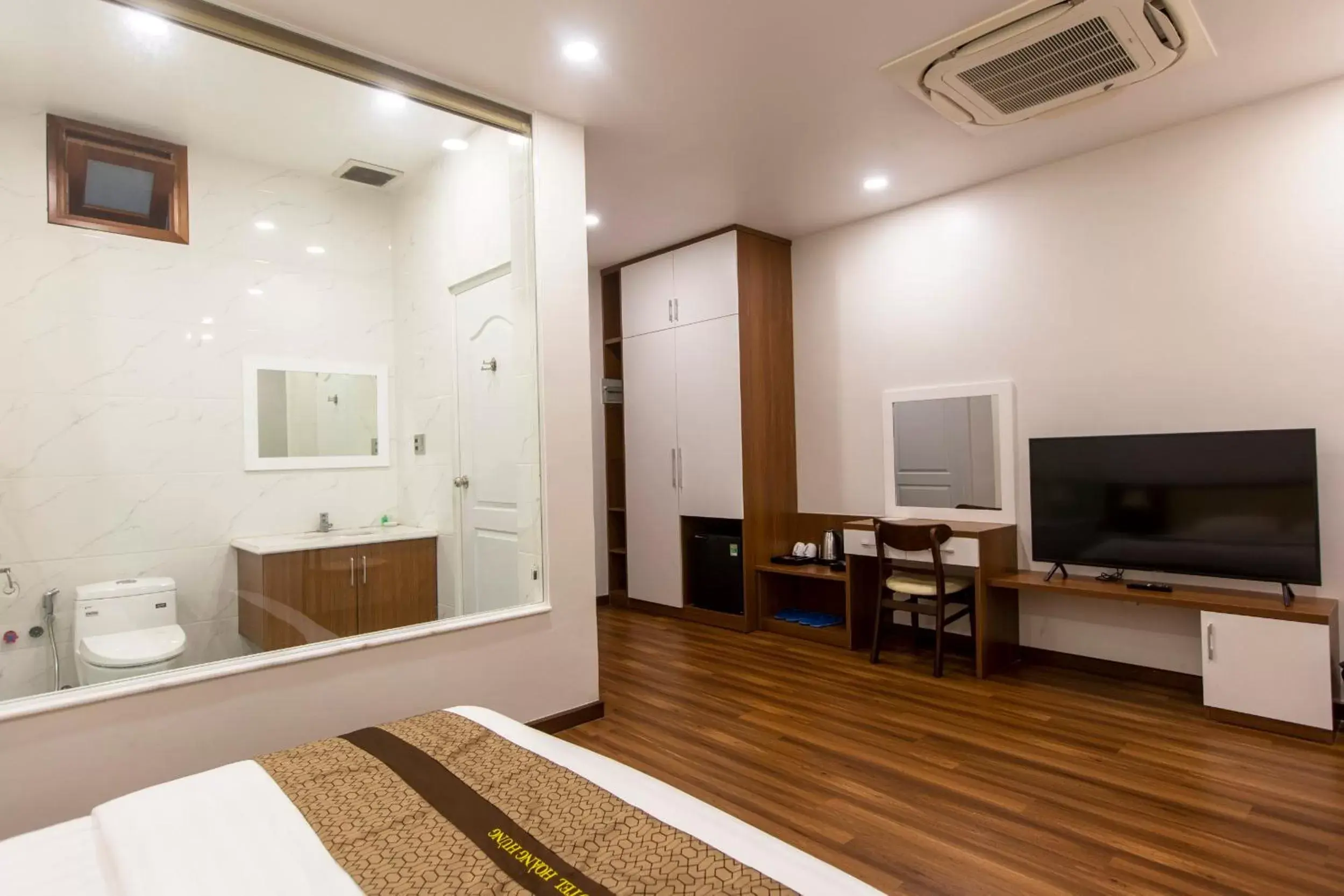 TV and multimedia, Bed in Hoang Hung Hotel TV and multimedia, Bed in Hoang Hung Hotel