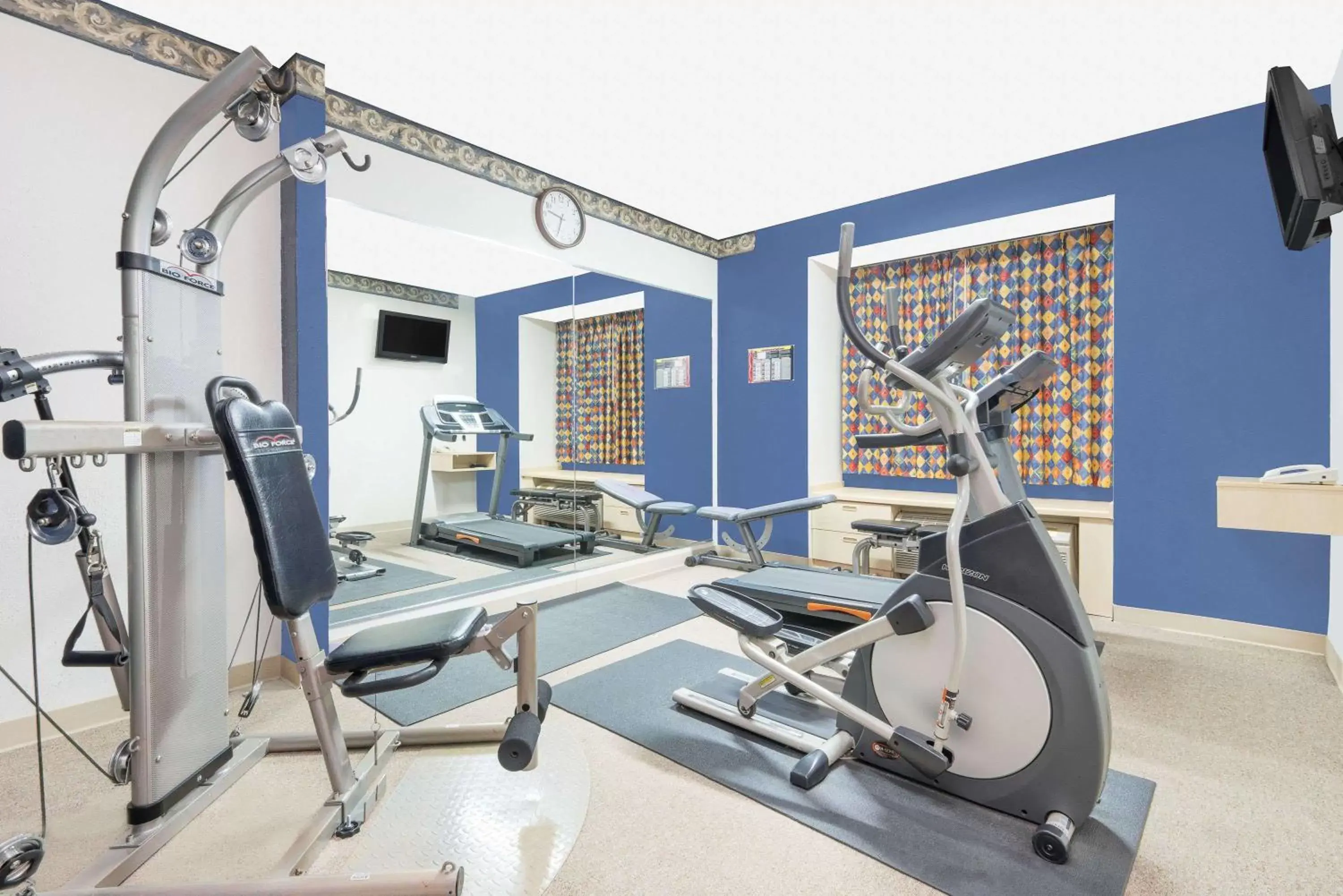 Fitness centre/facilities, Fitness Center/Facilities in Days Inn & Suites by Wyndham Hutchinson