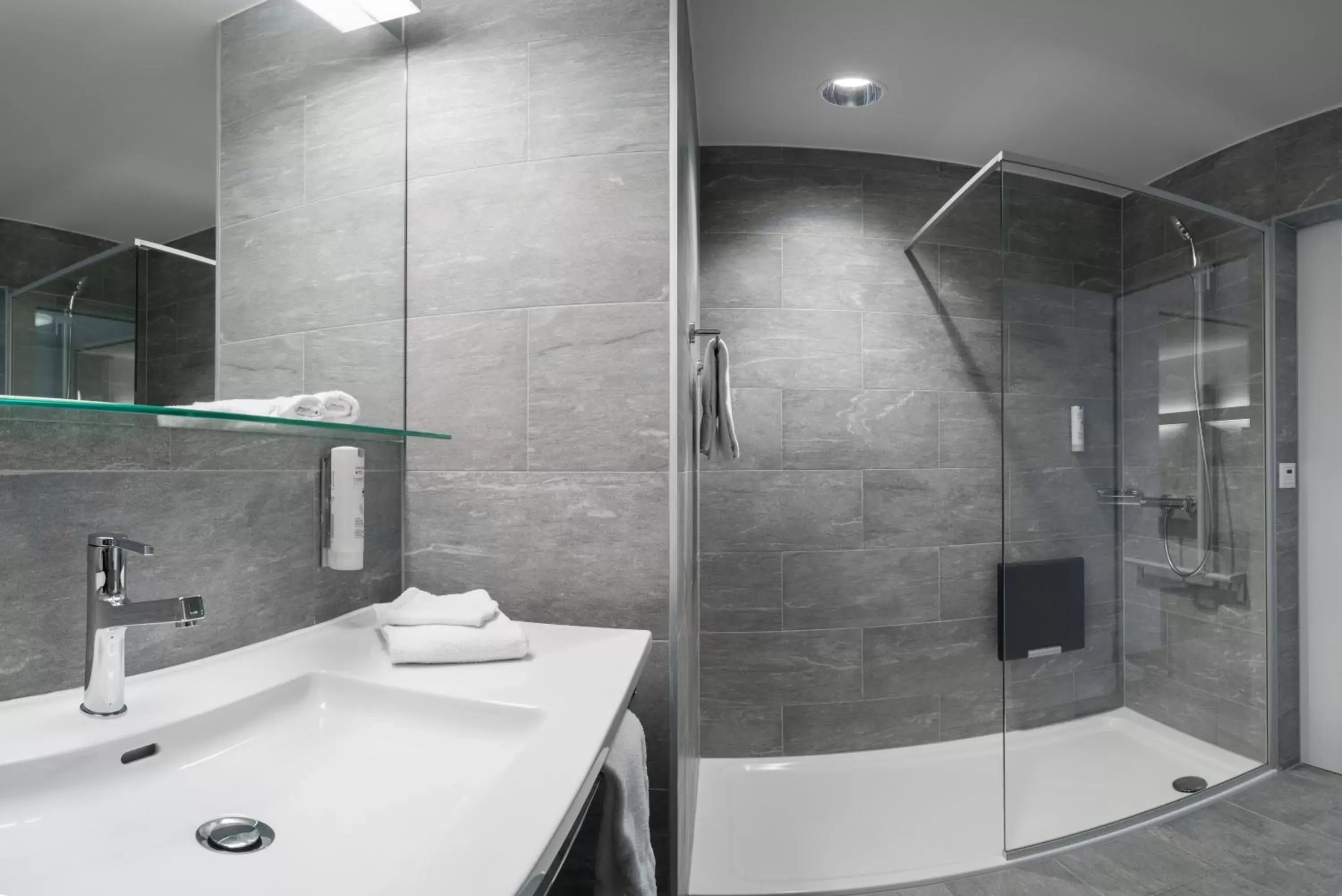 Shower, Bathroom in Hôtel des Patients