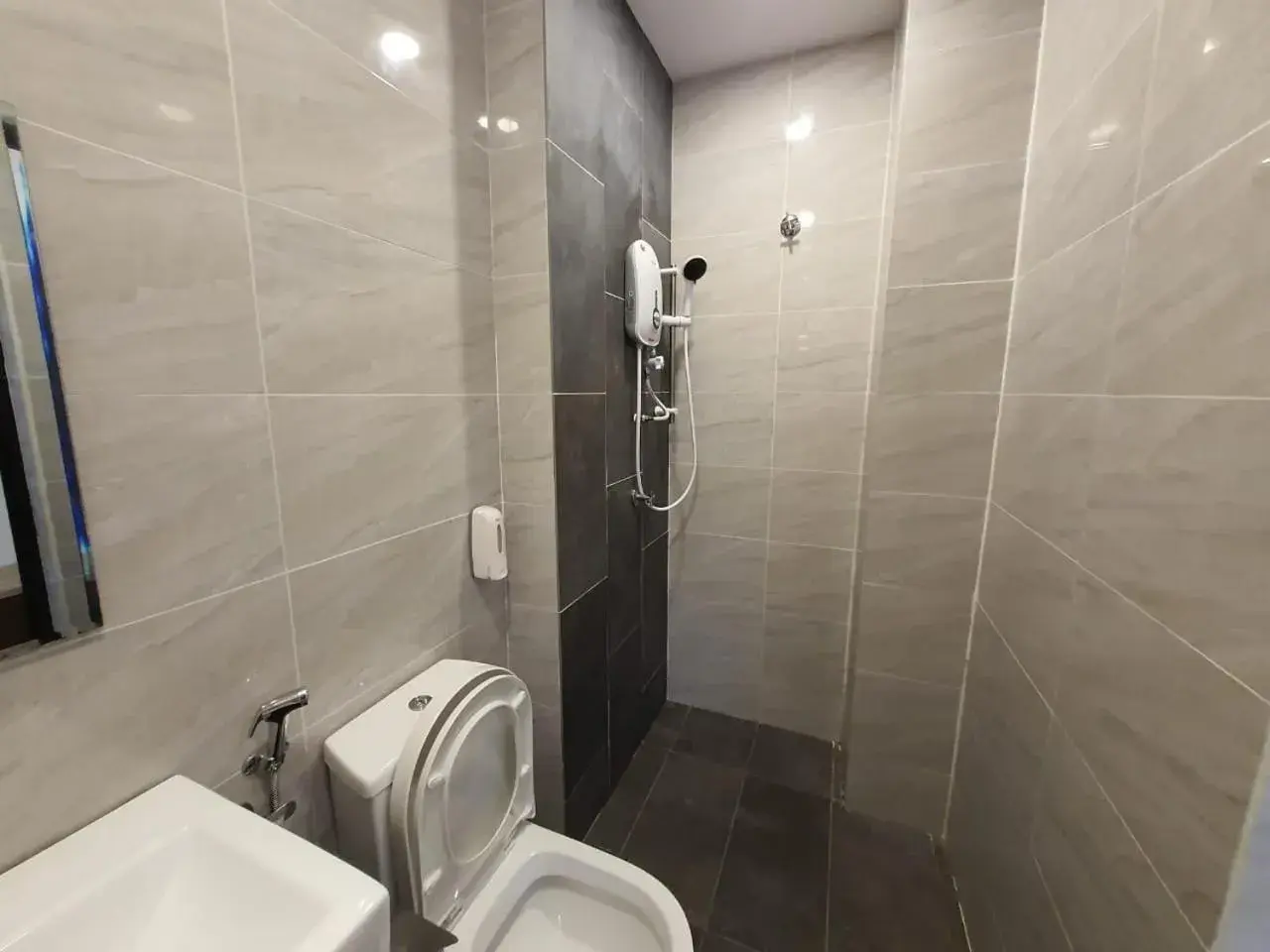 Shower, Bathroom in Hotel Golden View Nilai