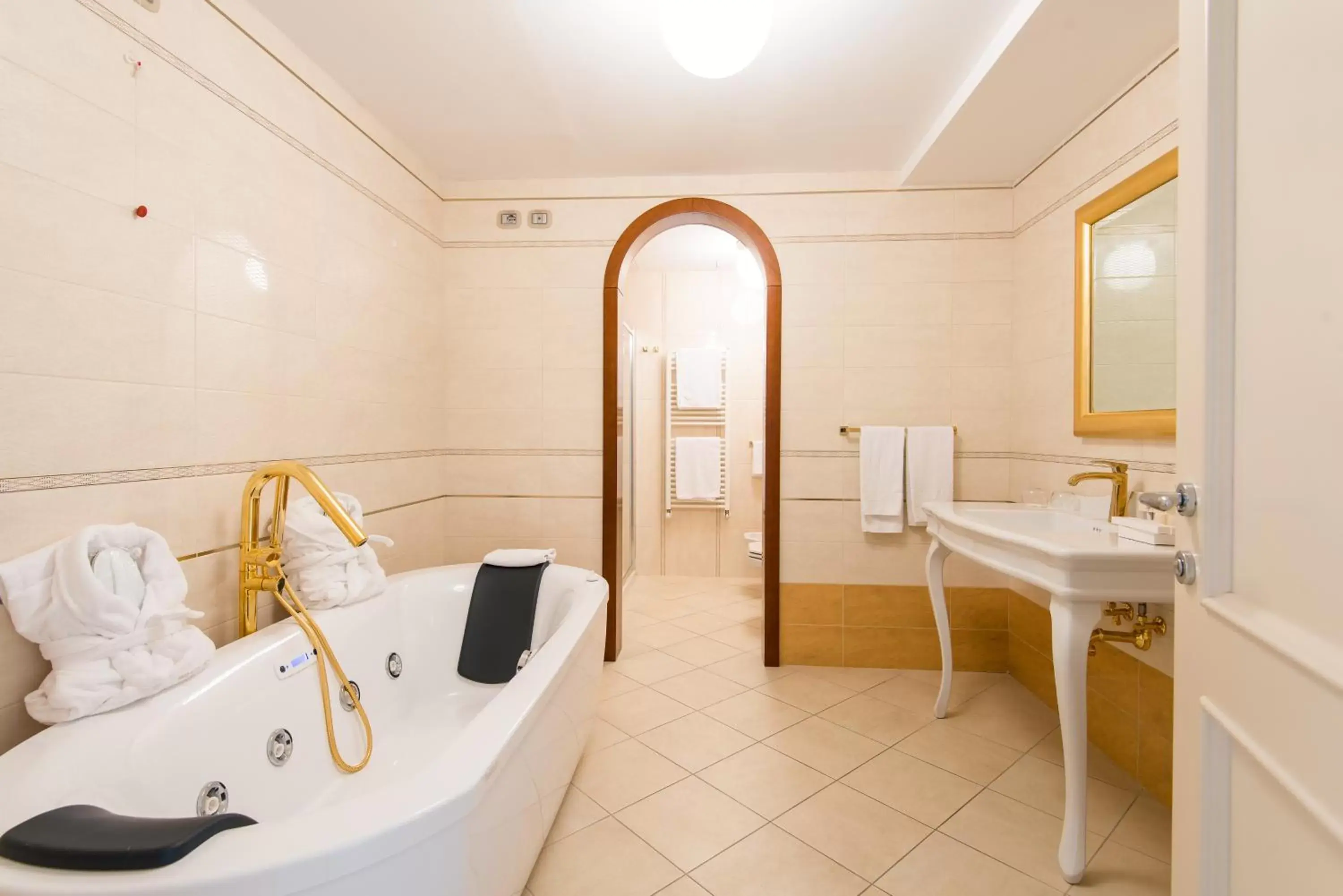 Bathroom in Grand Hotel Italia