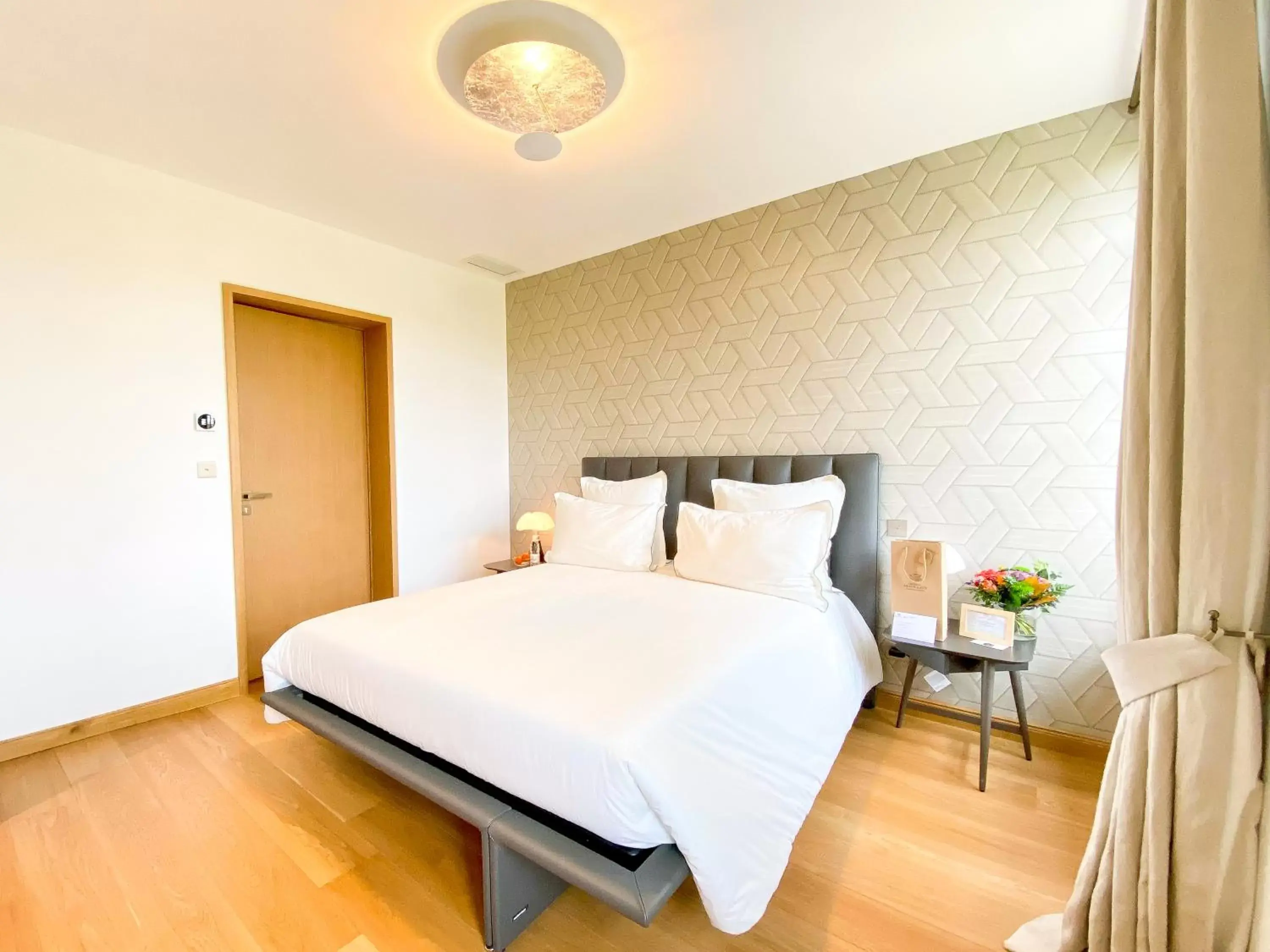 Bedroom, Bed in Petit Monlot - Saint-Emilion