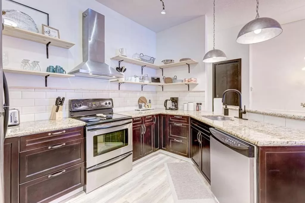 Kitchen or kitchenette in Mountain Retreat, Pool & Hot Tub, BBQ, Patio, King Bed, Sleeps 6!