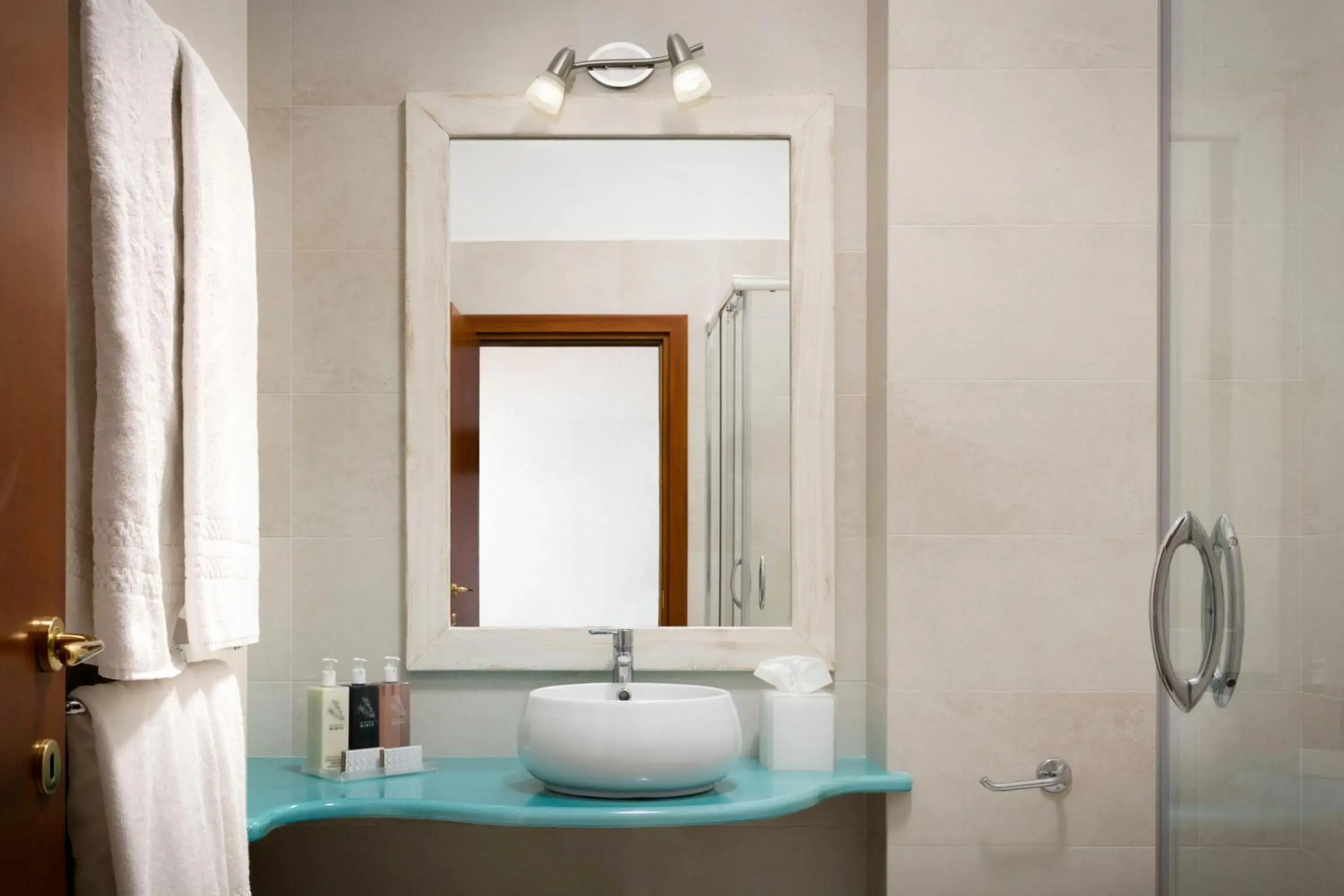 Bathroom in Gabbiano Azzurro Hotel & Suites