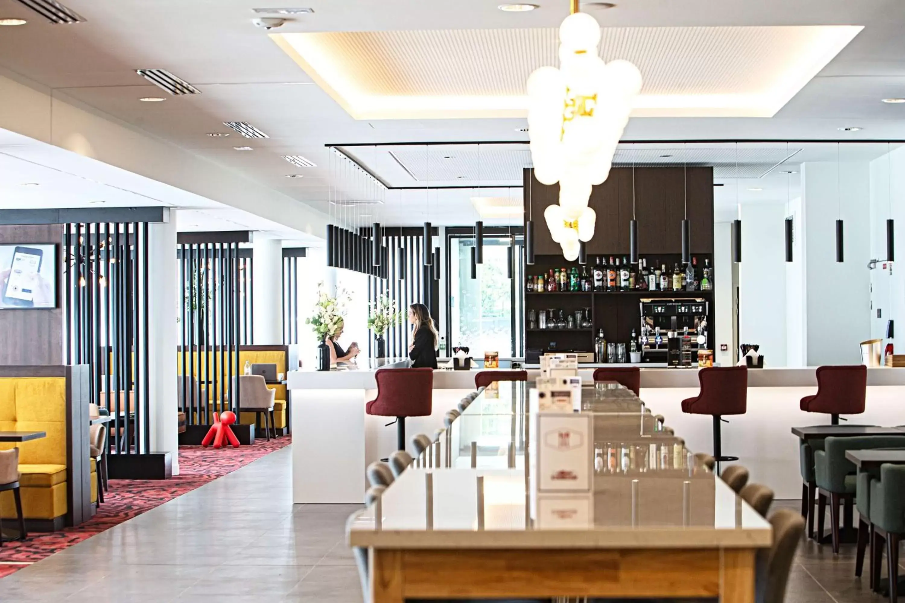 Lounge or bar, Restaurant/Places to Eat in Hampton By Hilton Toulouse Airport