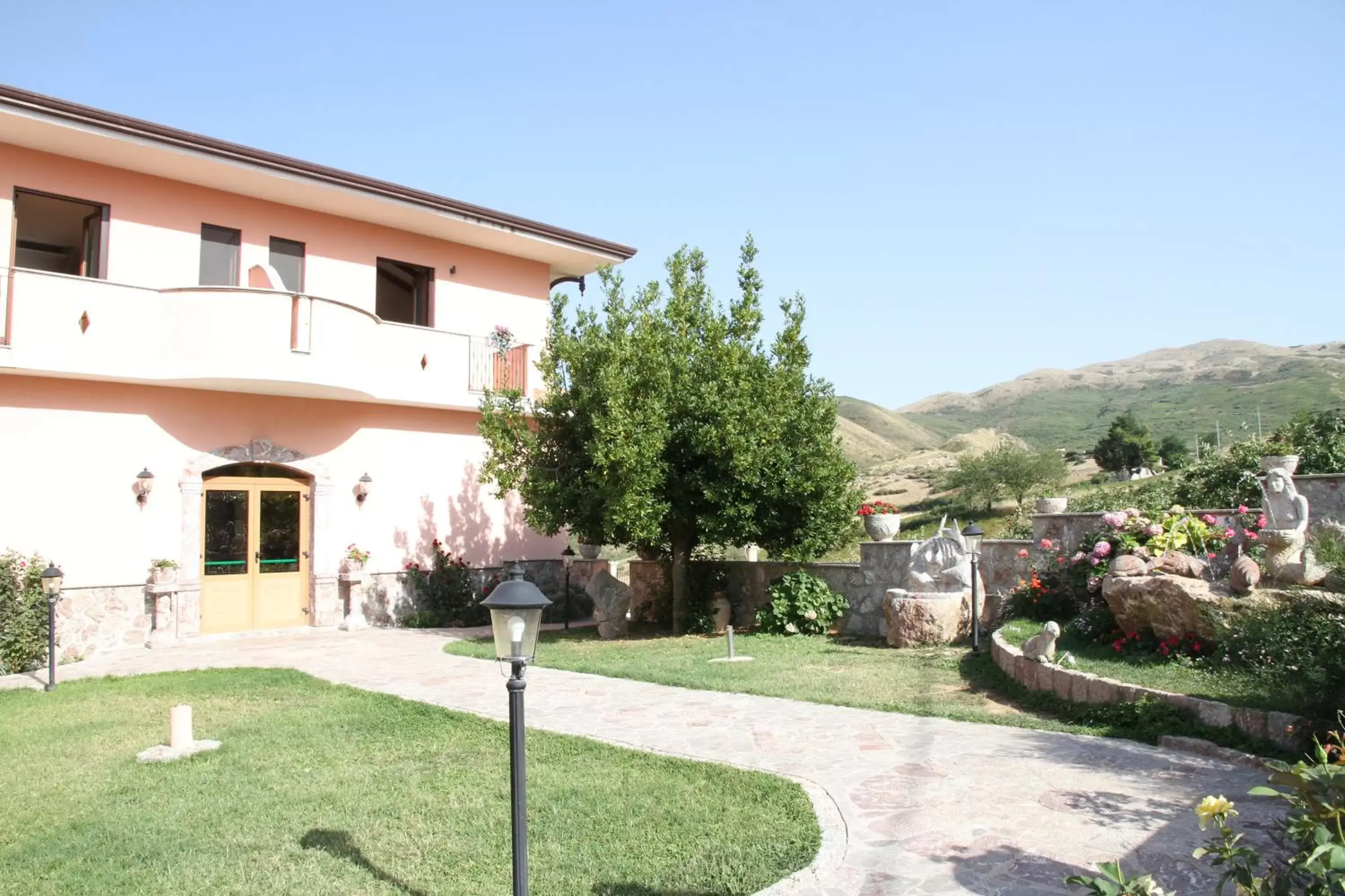 Property Building in Monte San Giovanni-Nebrodi Rooms