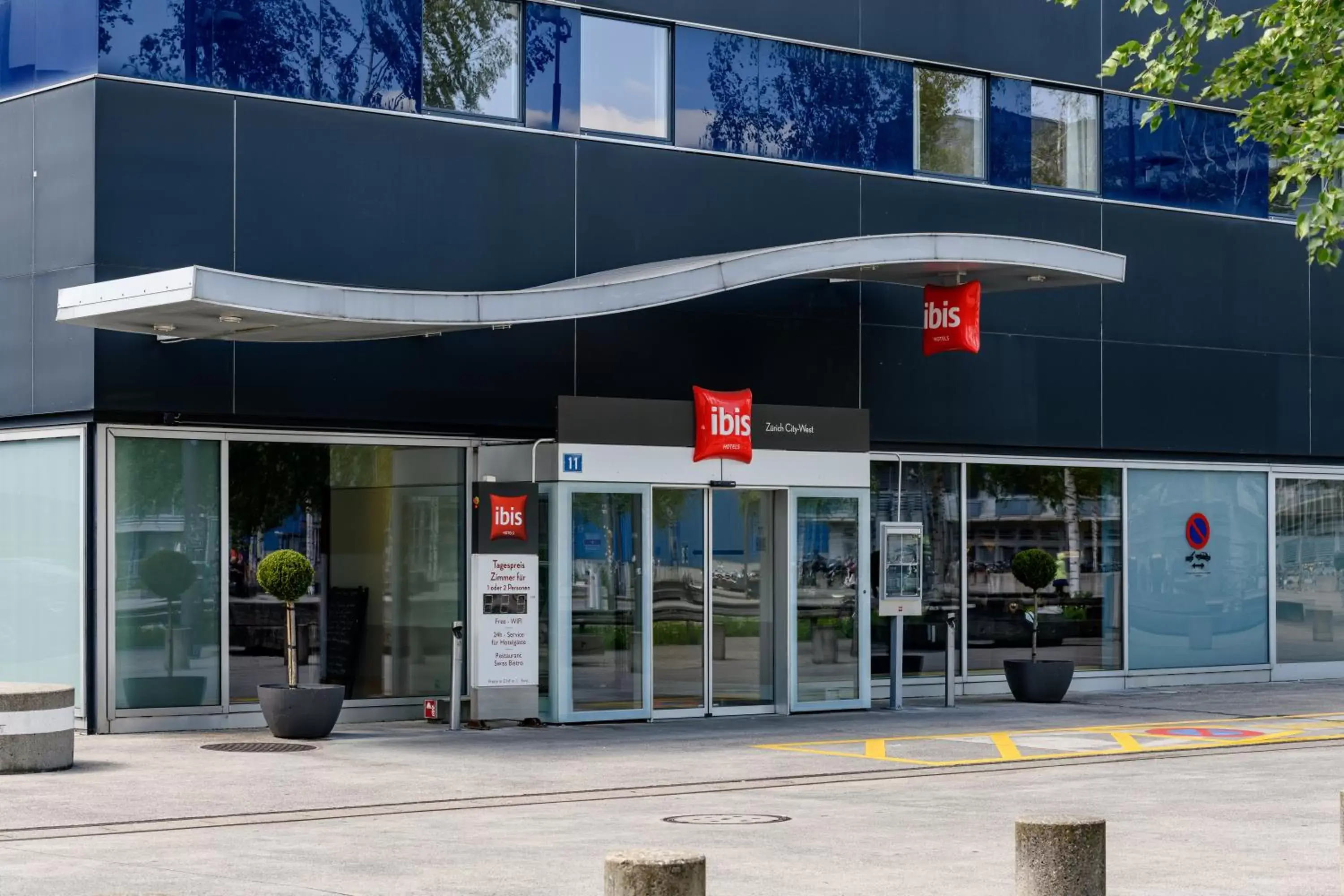 Facade/entrance in ibis Zürich City West