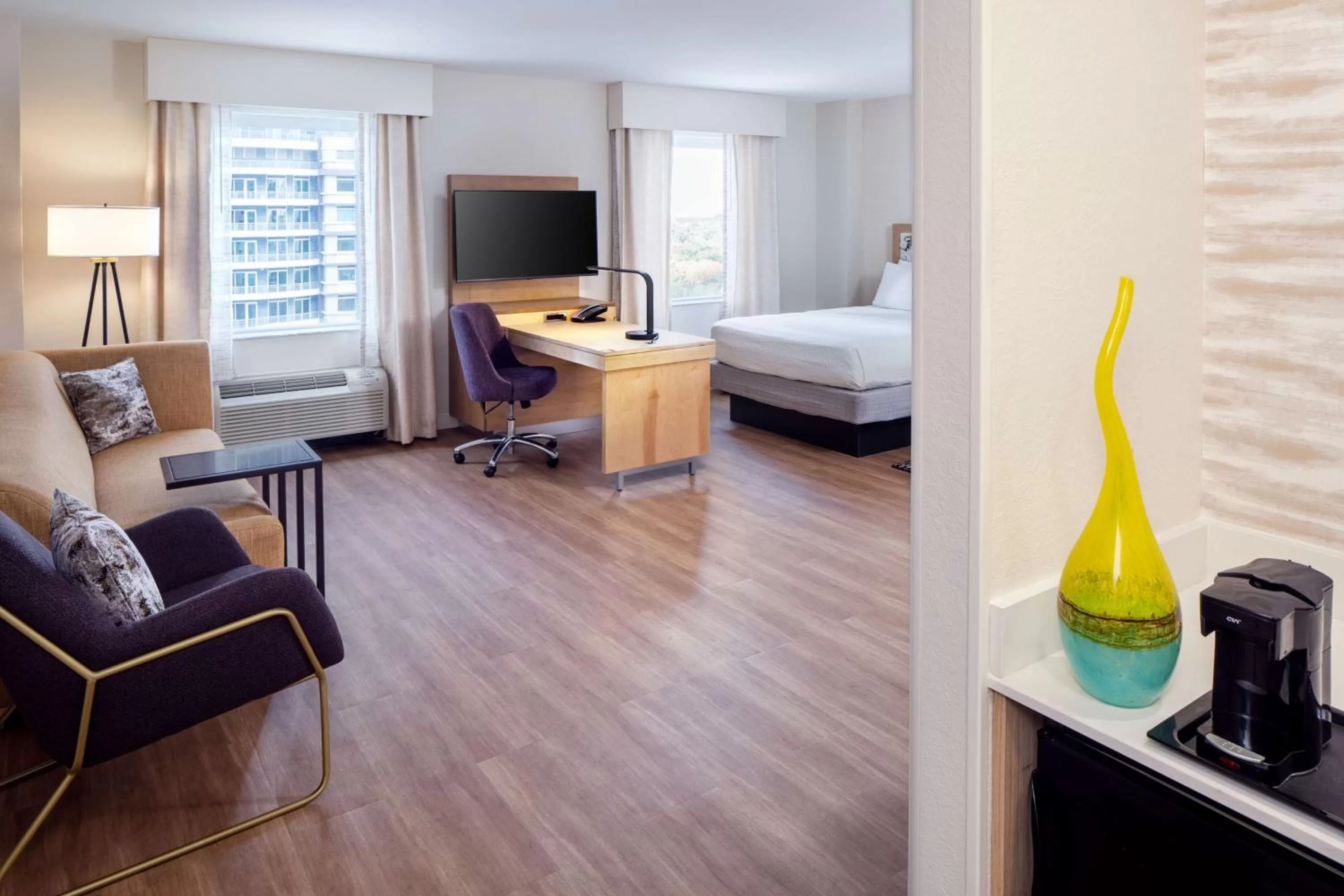 Living room, Bed in Hampton Inn &amp; Suites by Hilton Miami Downtown/Brickell