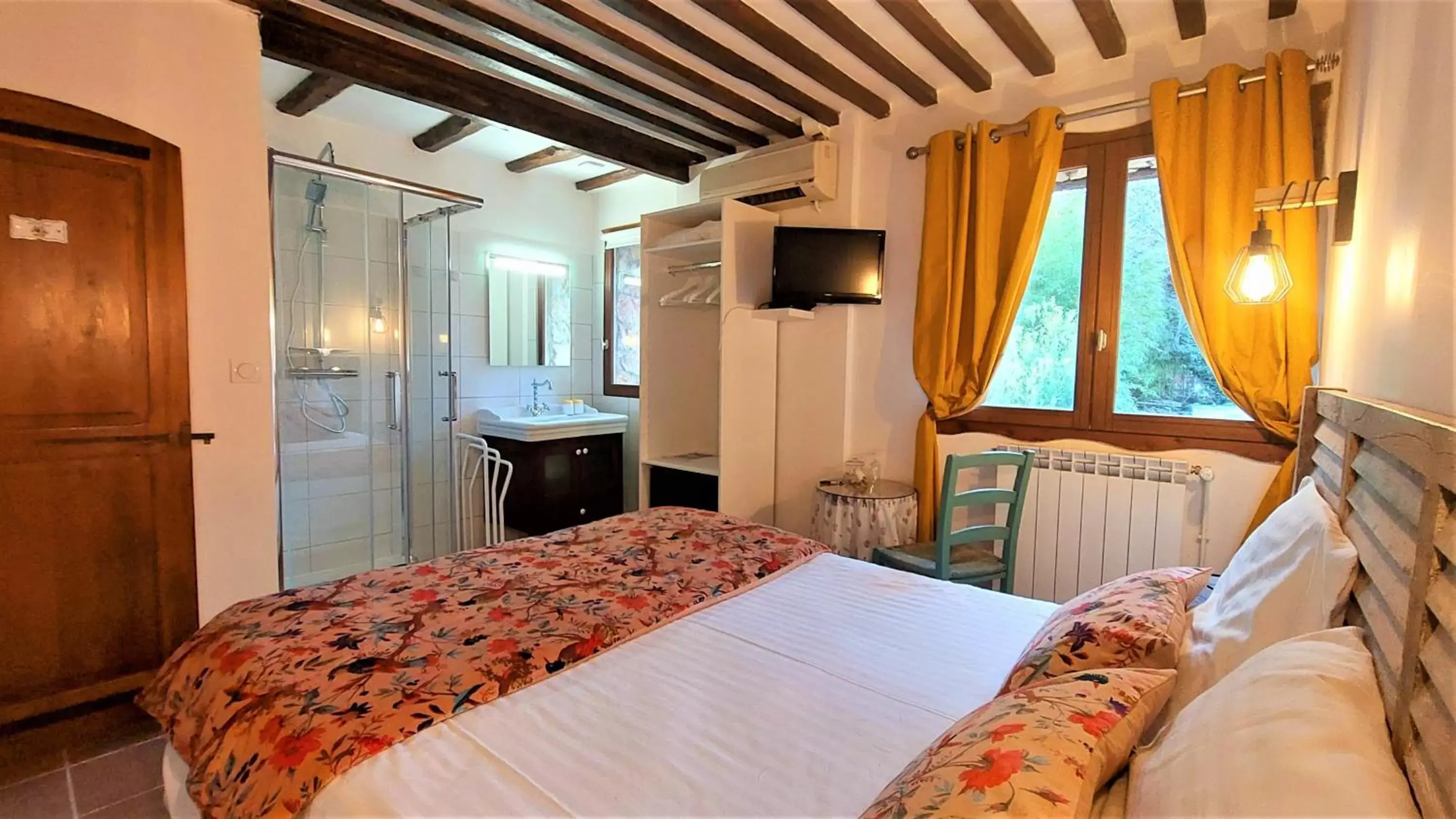 Photo of the whole room, Bed in La Bergerie Du Moulin