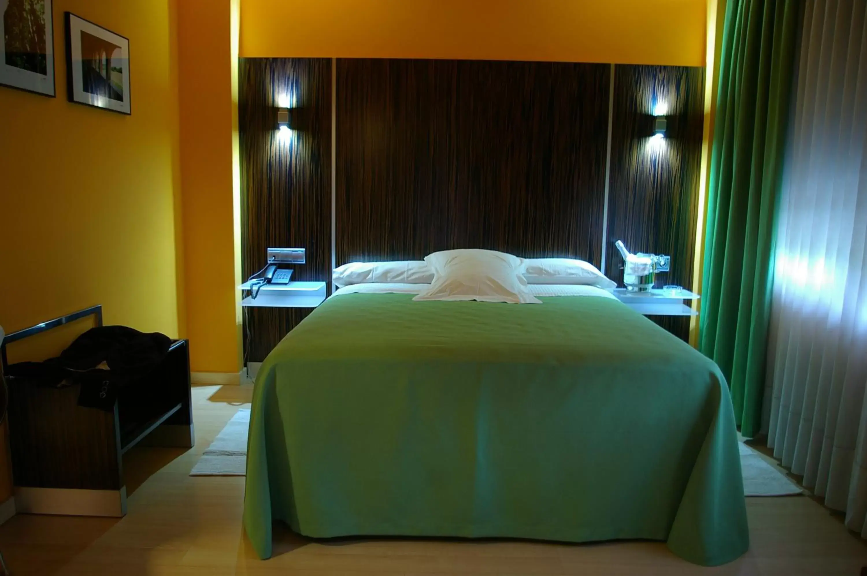 Bathroom, Bed in Hotel Gran Via