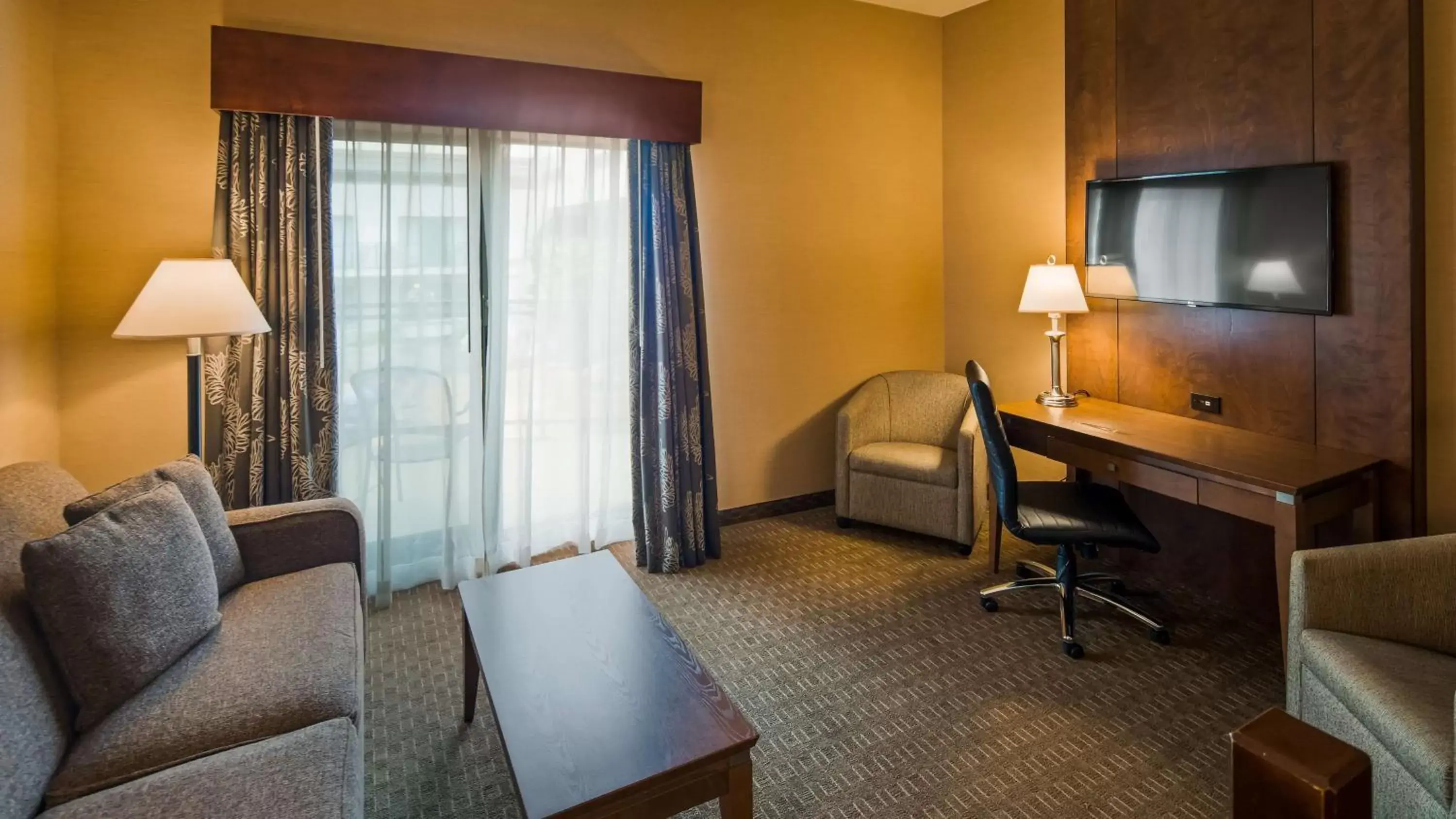 Living room, TV/Entertainment Center in Best Western Plus Lamplighter Inn & Conference Centre