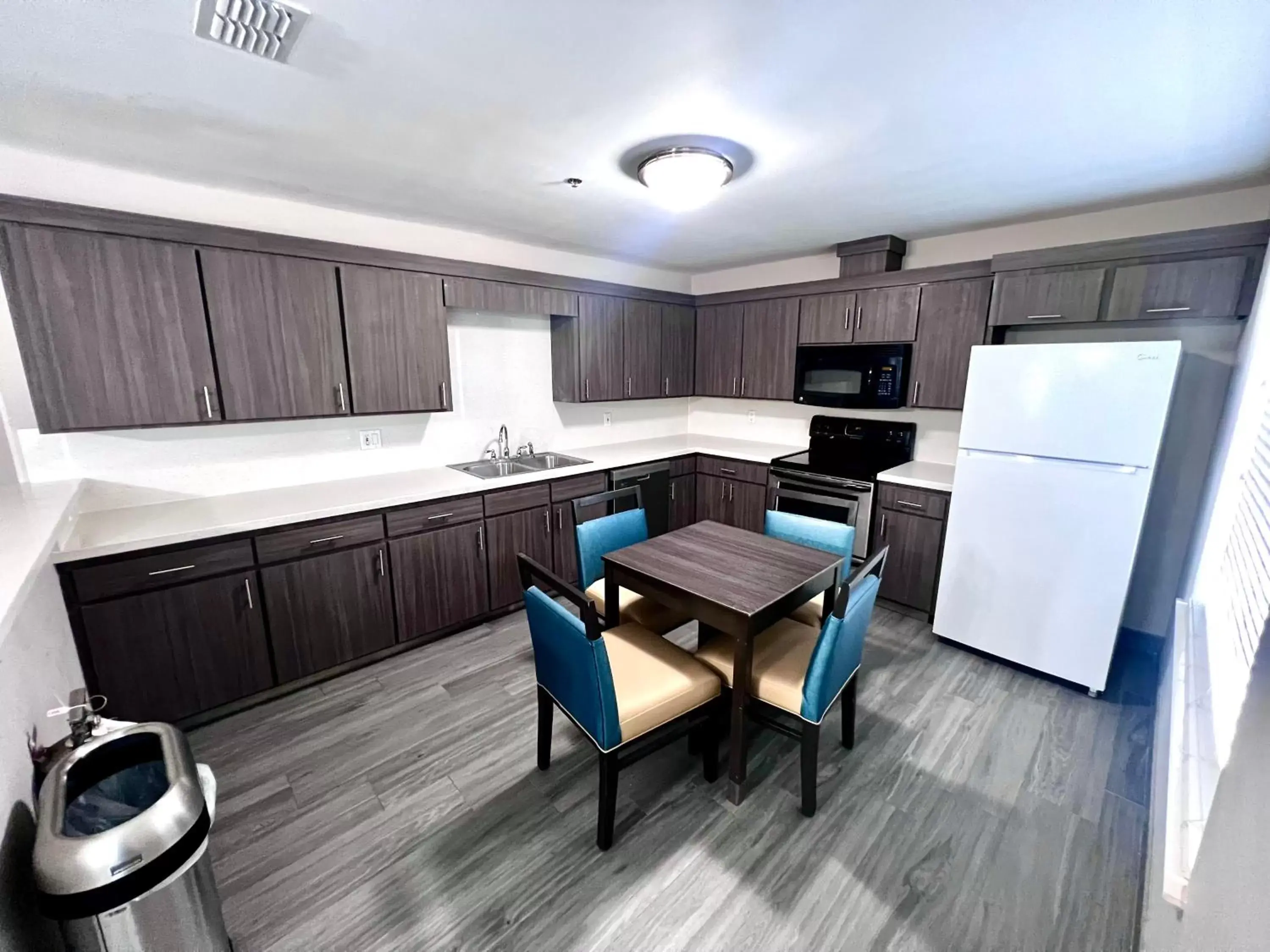 Kitchen or kitchenette, Kitchen/Kitchenette in La Quinta by Wyndham Pharr North McAllen