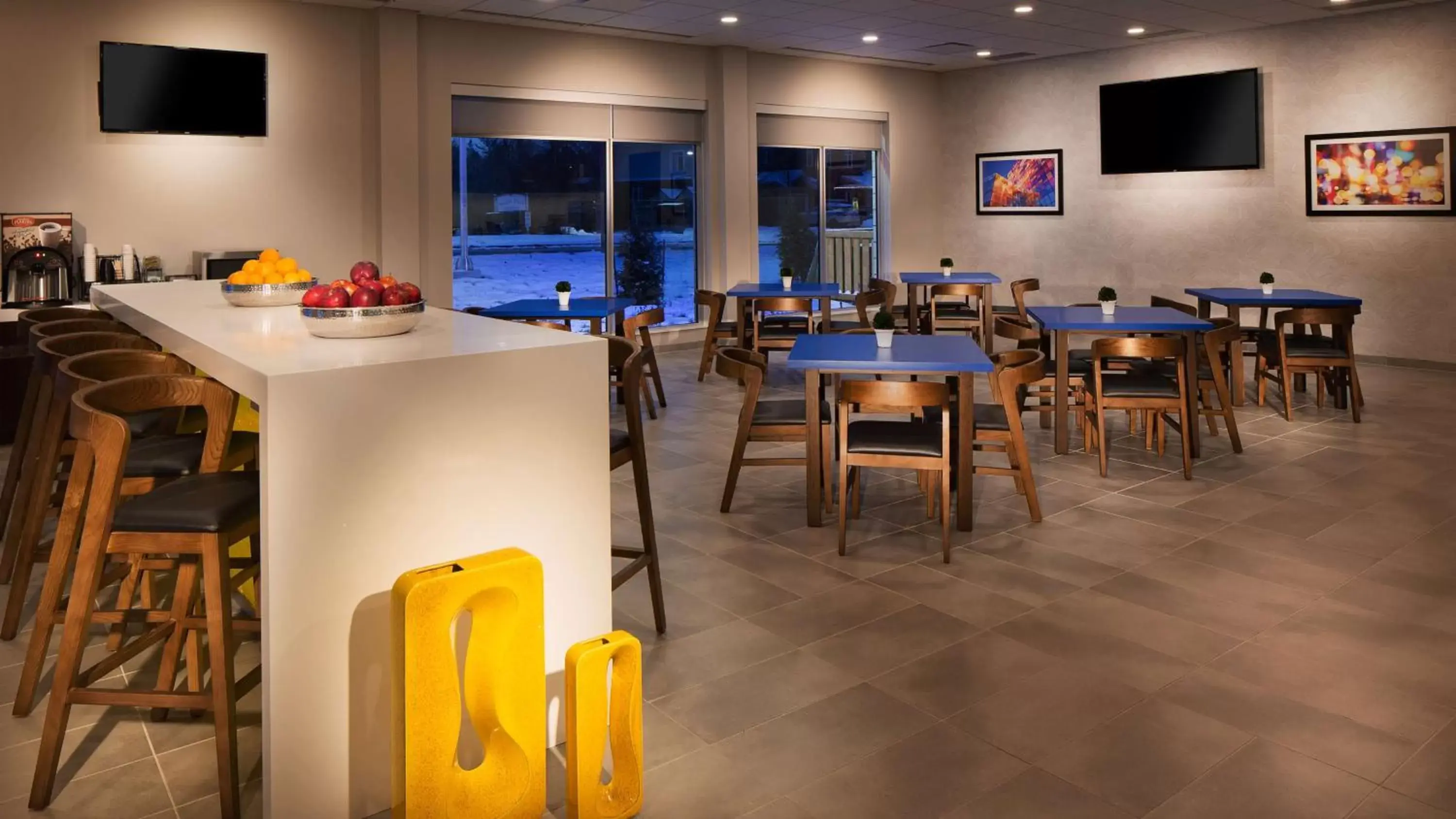 Restaurant/Places to Eat in GLō Best Western Kanata Ottawa West