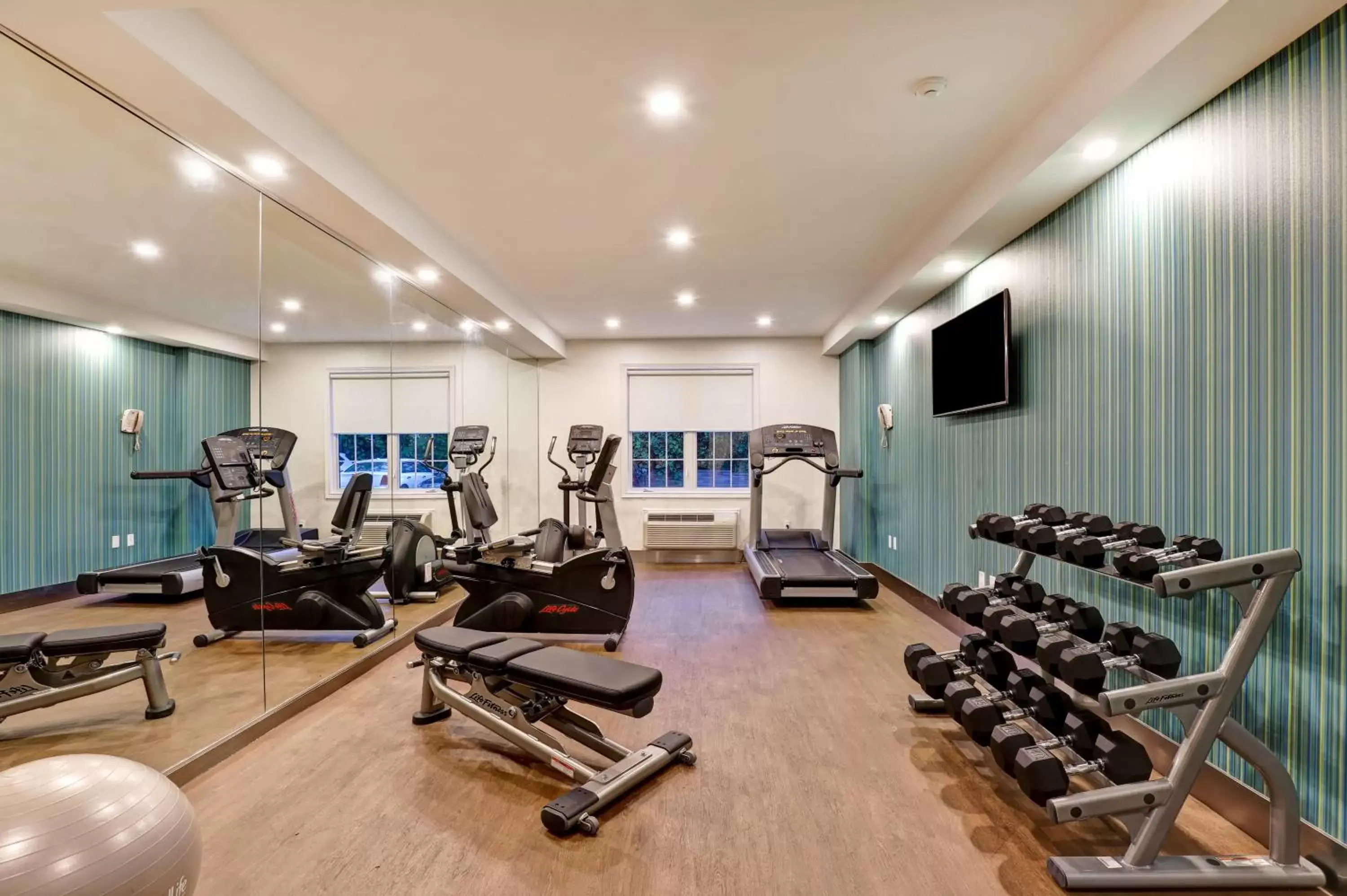 Fitness centre/facilities, Fitness Center/Facilities in Holiday Inn Express Whitby Oshawa, an IHG Hotel