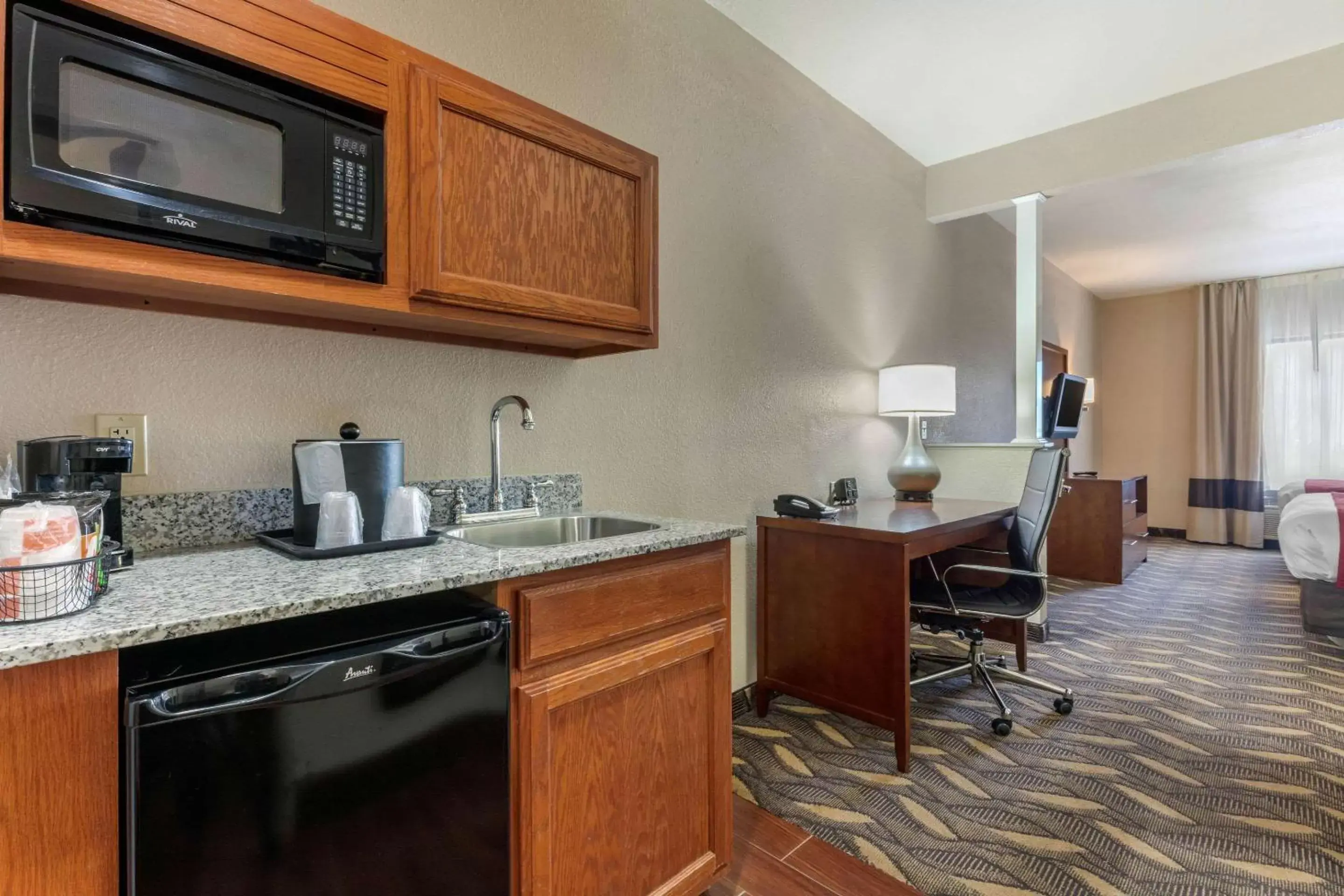 Bedroom, Kitchen/Kitchenette in Comfort Suites Rolla