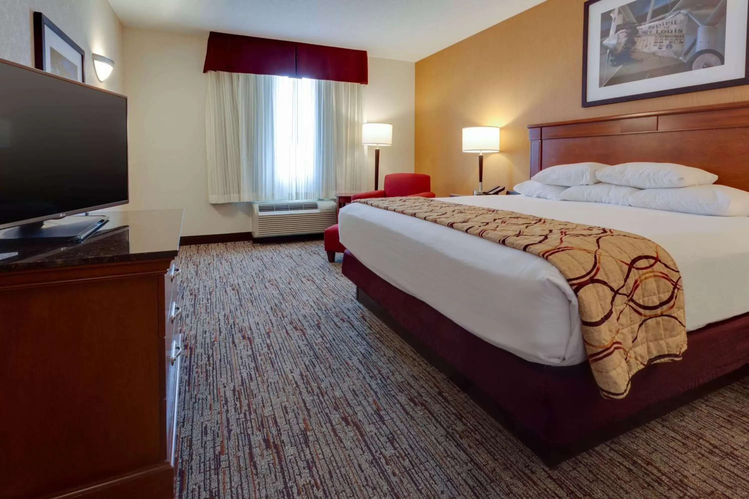 Photo of the whole room, Bed in Drury Inn & Suites St. Louis Forest Park