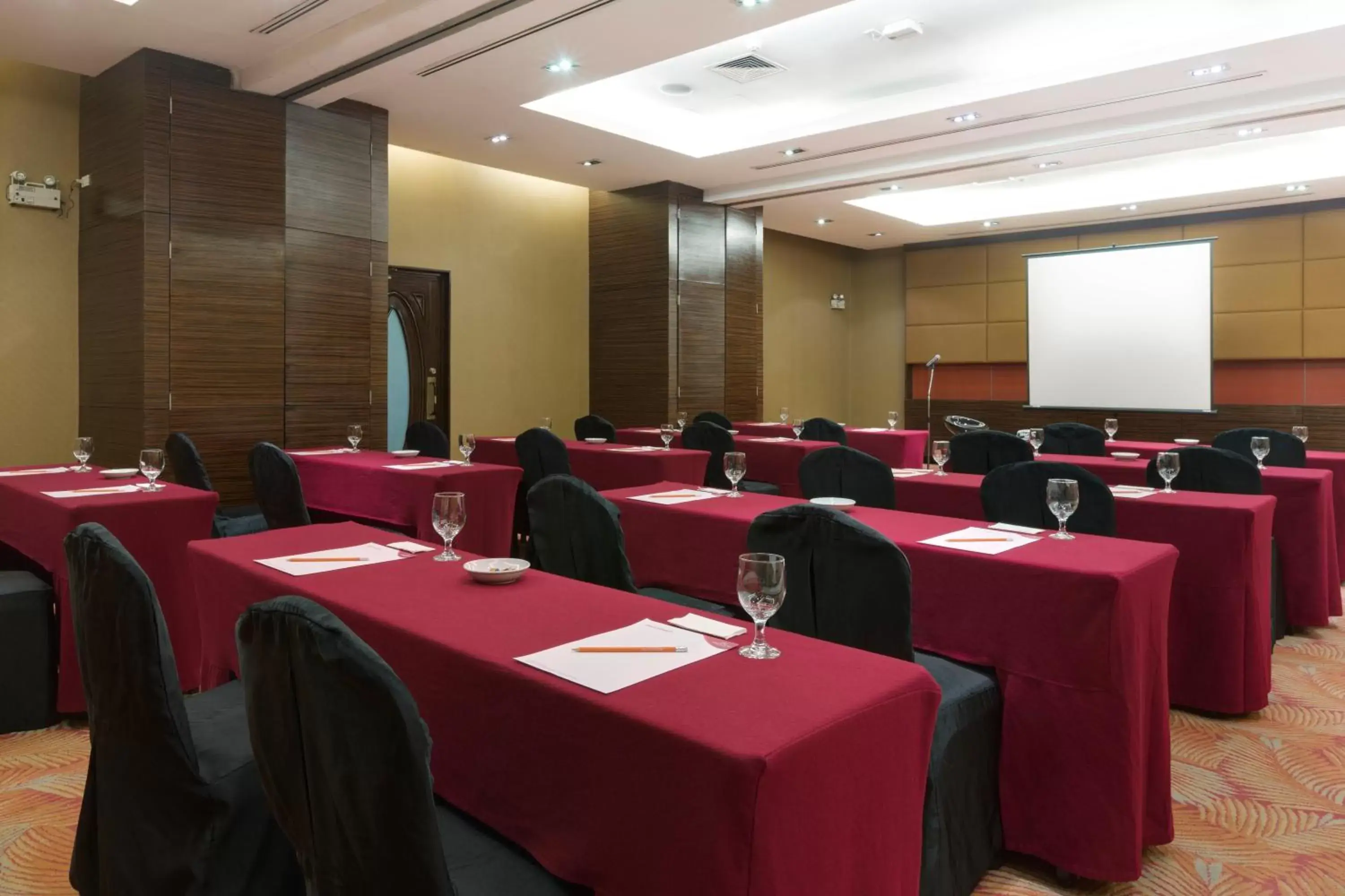 Banquet/Function facilities, Business Area/Conference Room in Crowne Plaza Manila Galleria, an IHG Hotel