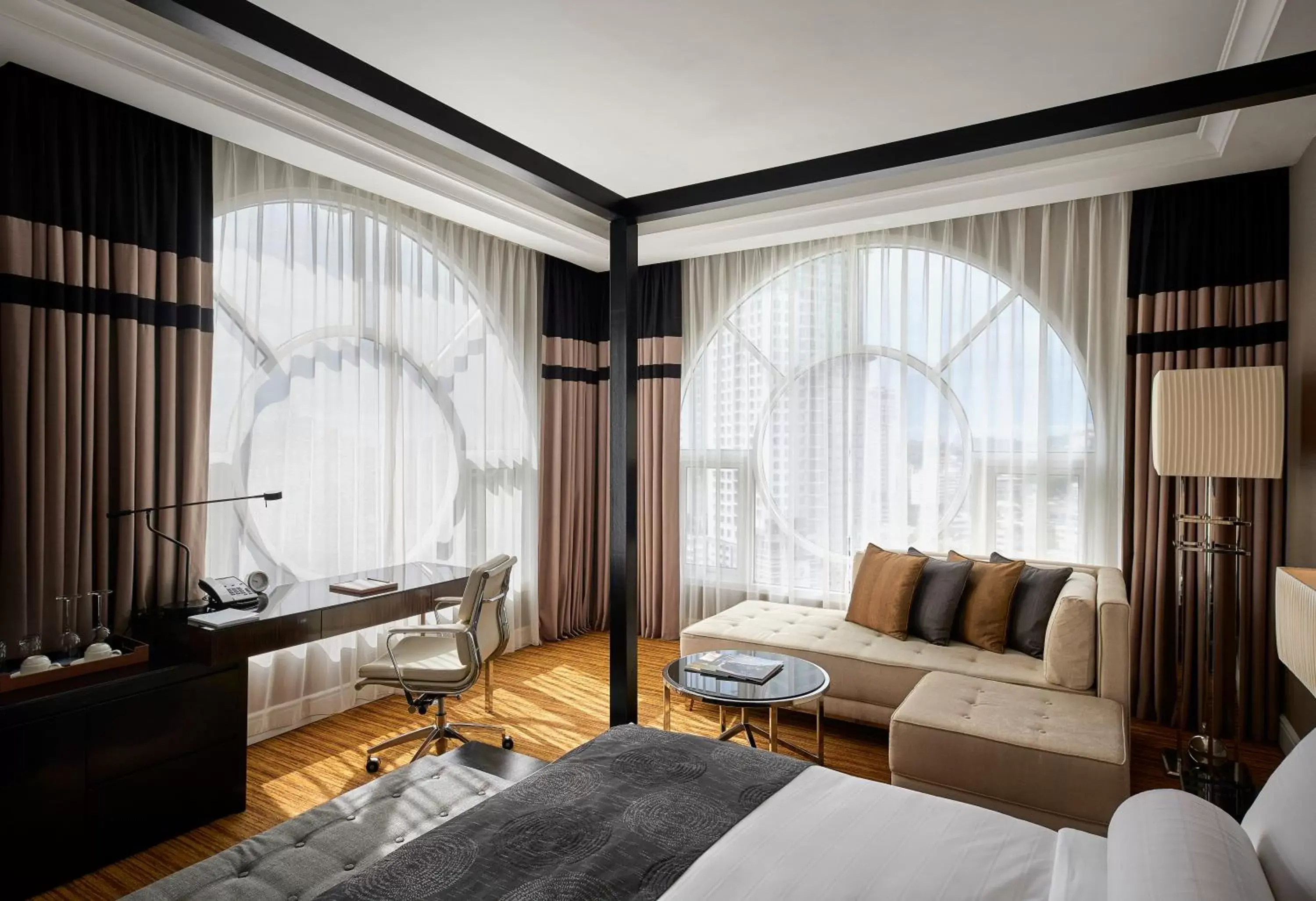 Bedroom, Seating Area in The Majestic Hotel Kuala Lumpur, Autograph Collection