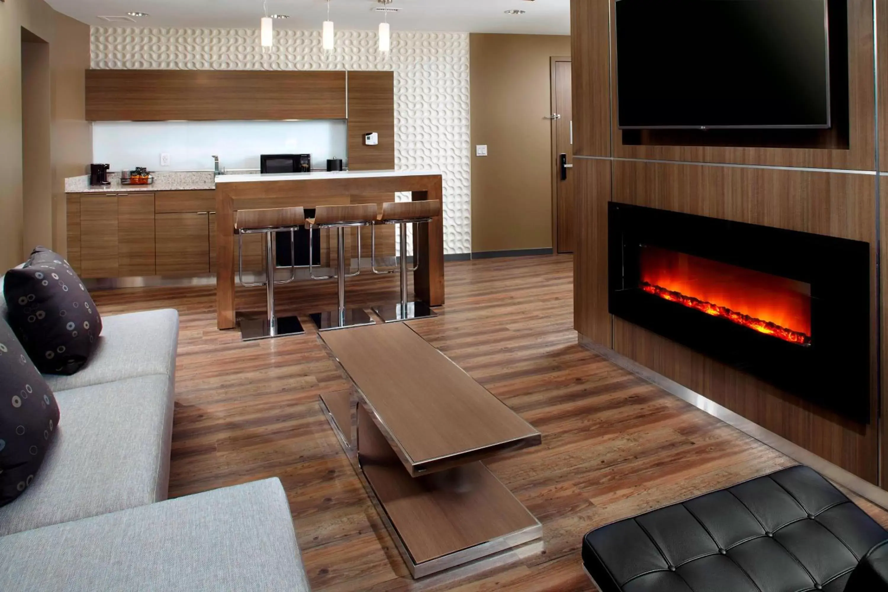 Living room, Seating Area in Courtyard by Marriott Akron Downtown