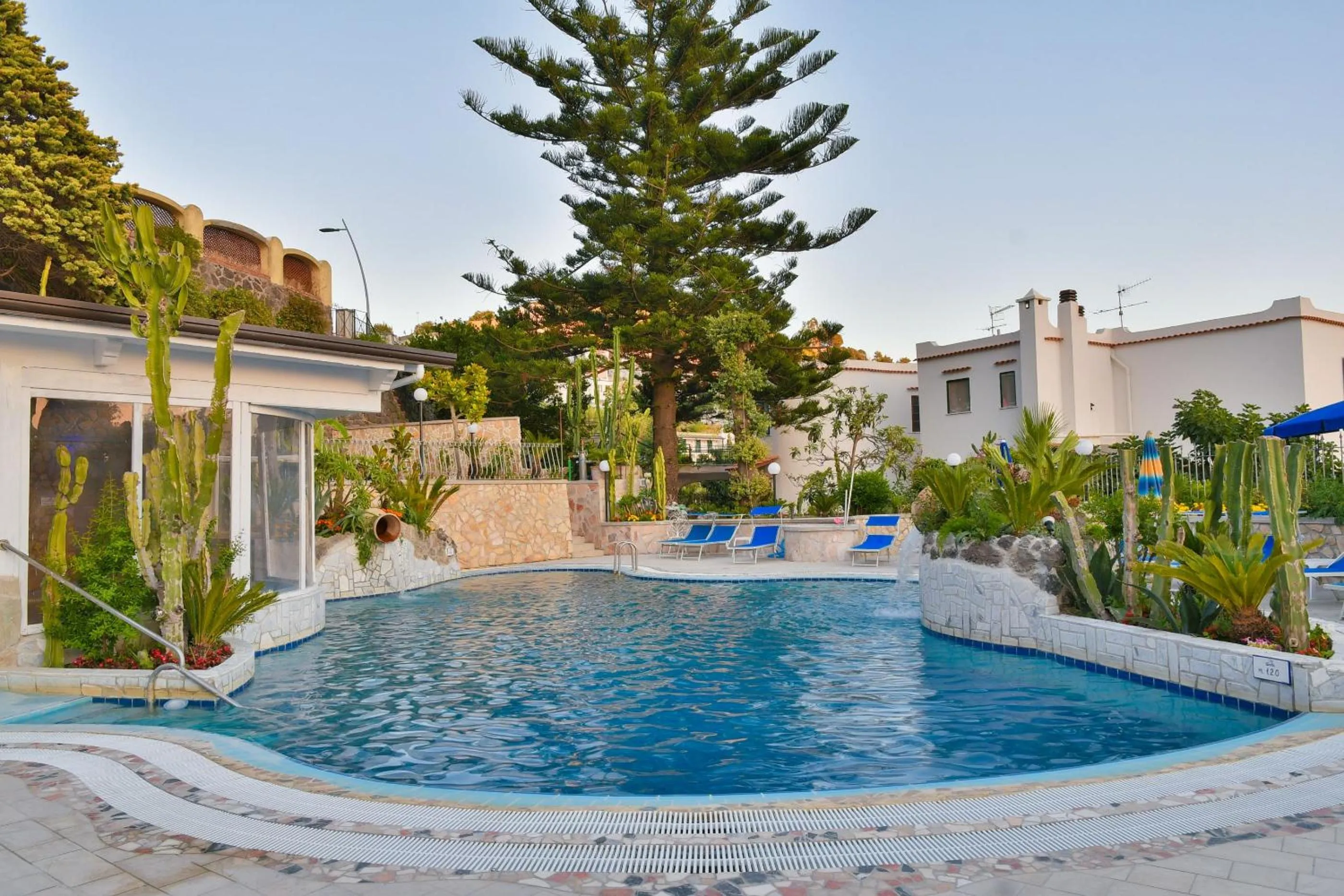 Swimming pool in Hotel Terme Saint Raphael