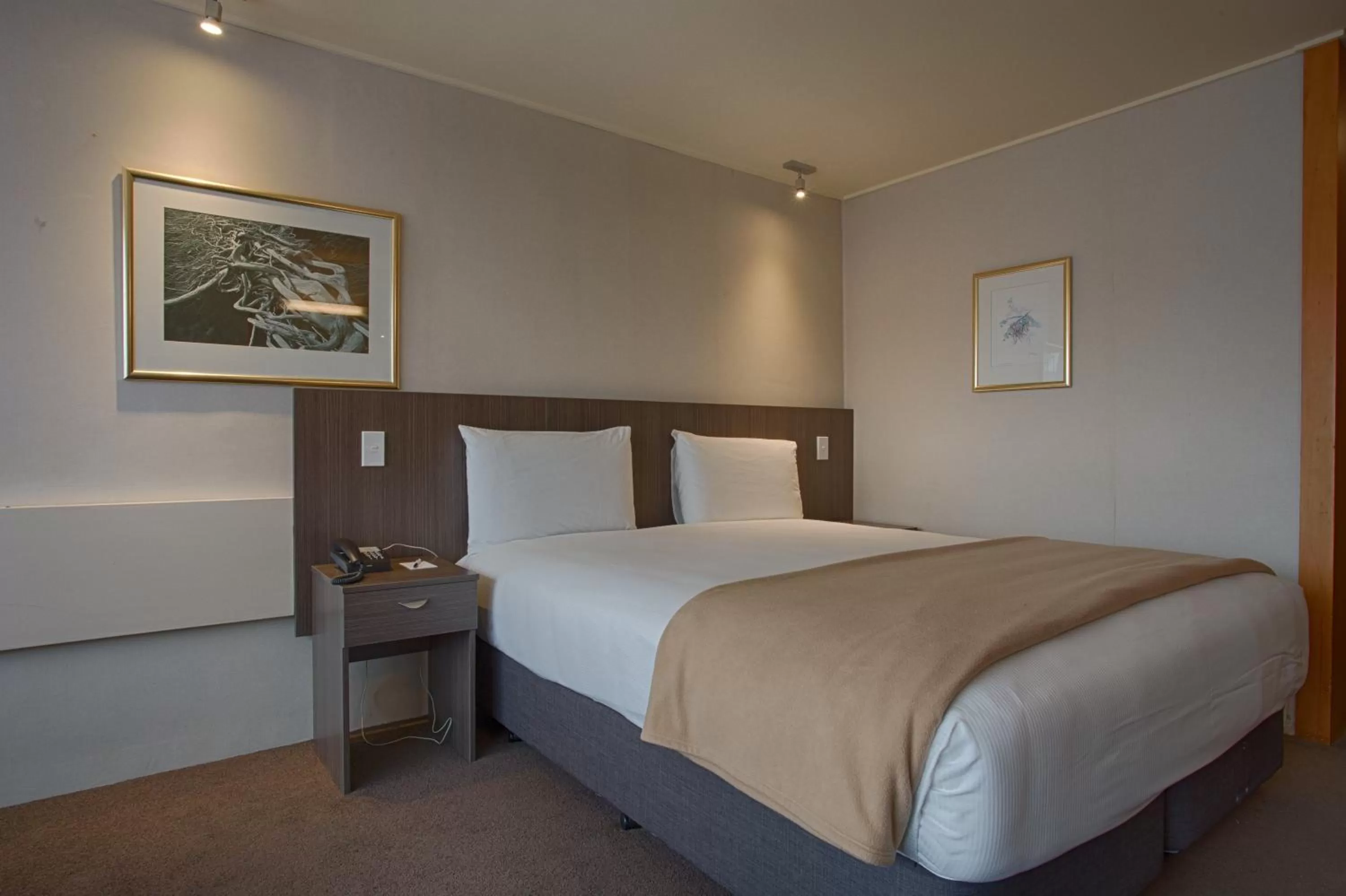 Bed in Kingsgate Hotel Te Anau