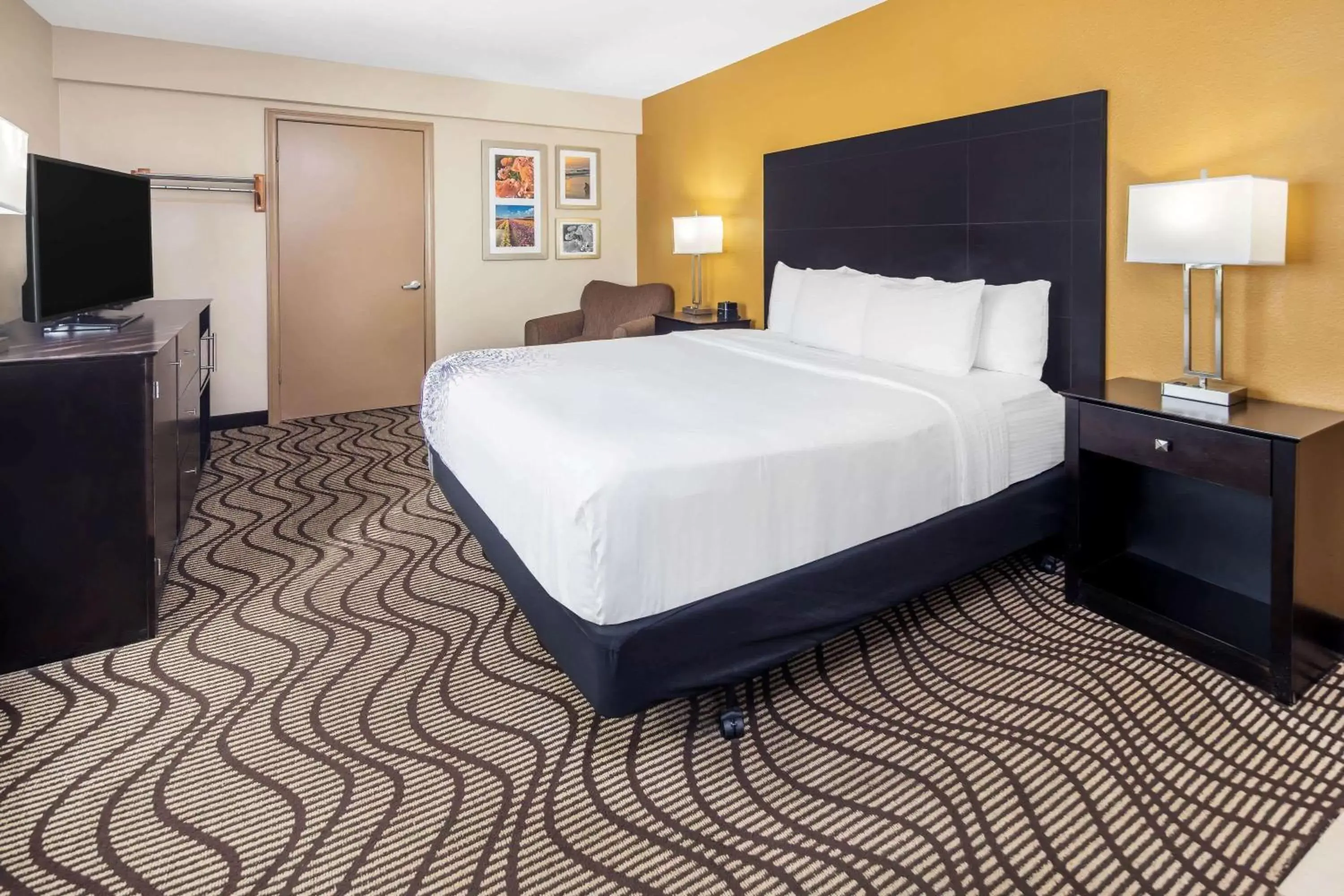 Photo of the whole room, Bed in La Quinta by Wyndham Carlsbad - Legoland Area