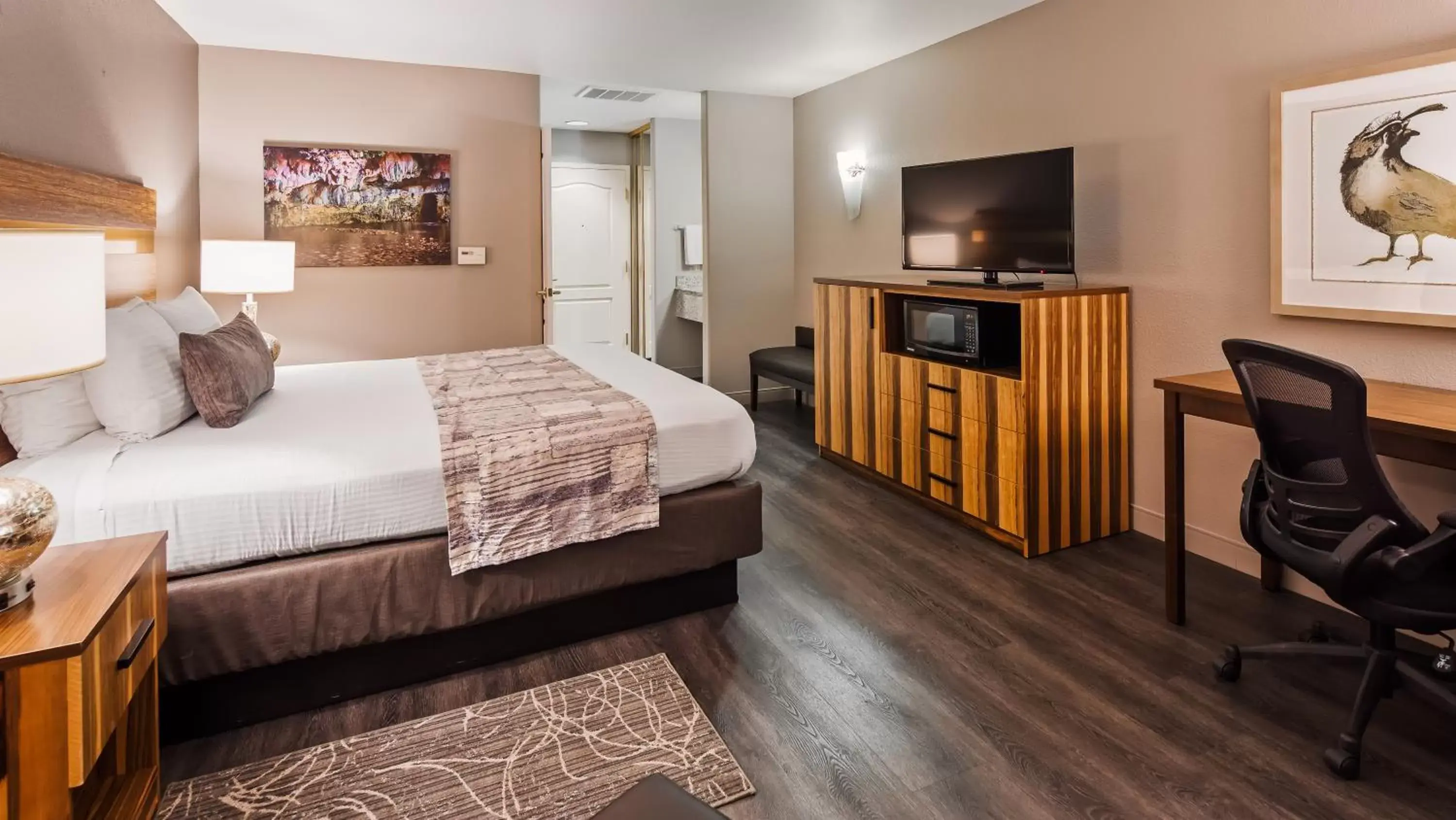 Bed, TV/Entertainment Center in Best Western Cedar Inn & Suites