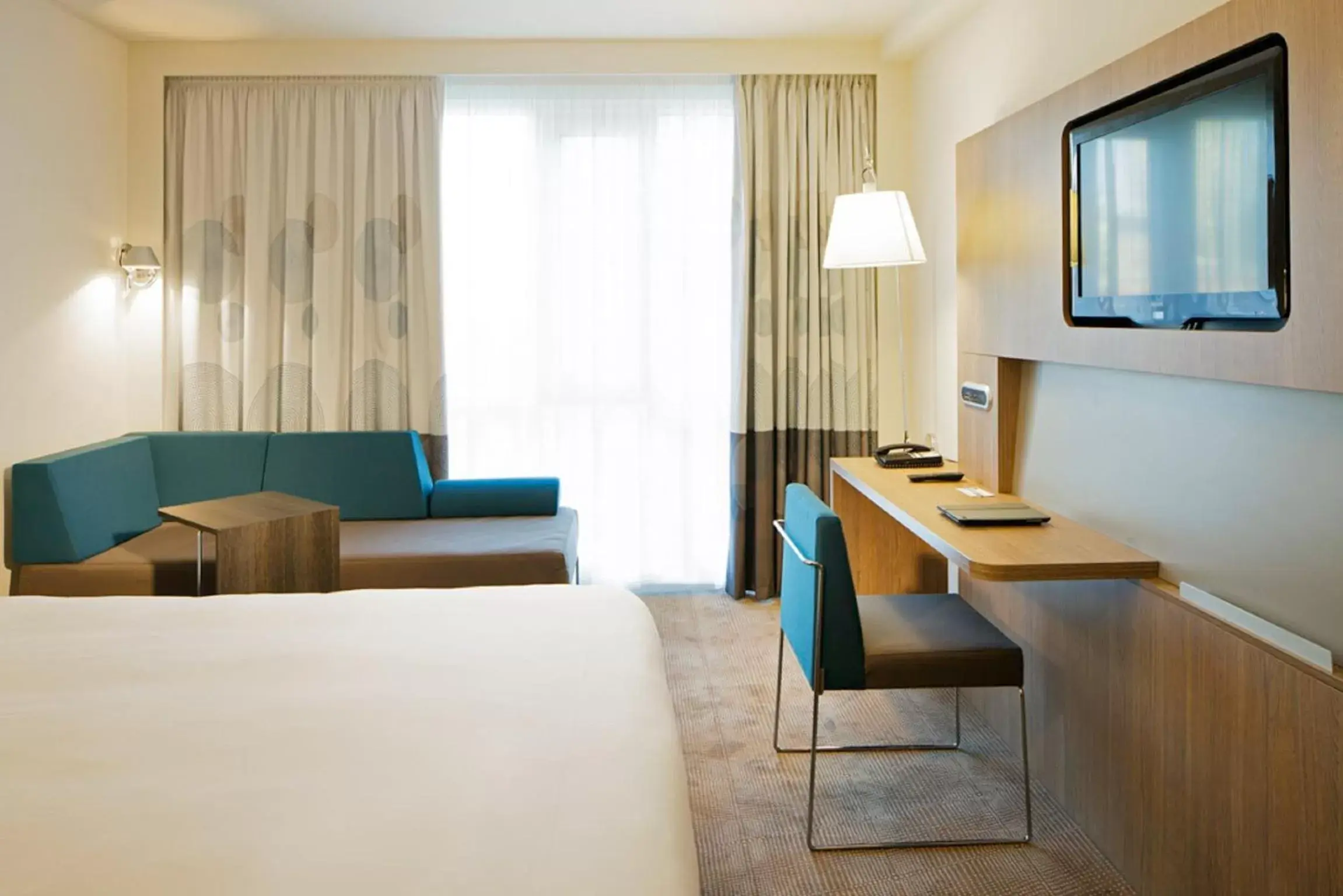 Bed, Seating Area in Novotel London Blackfriars