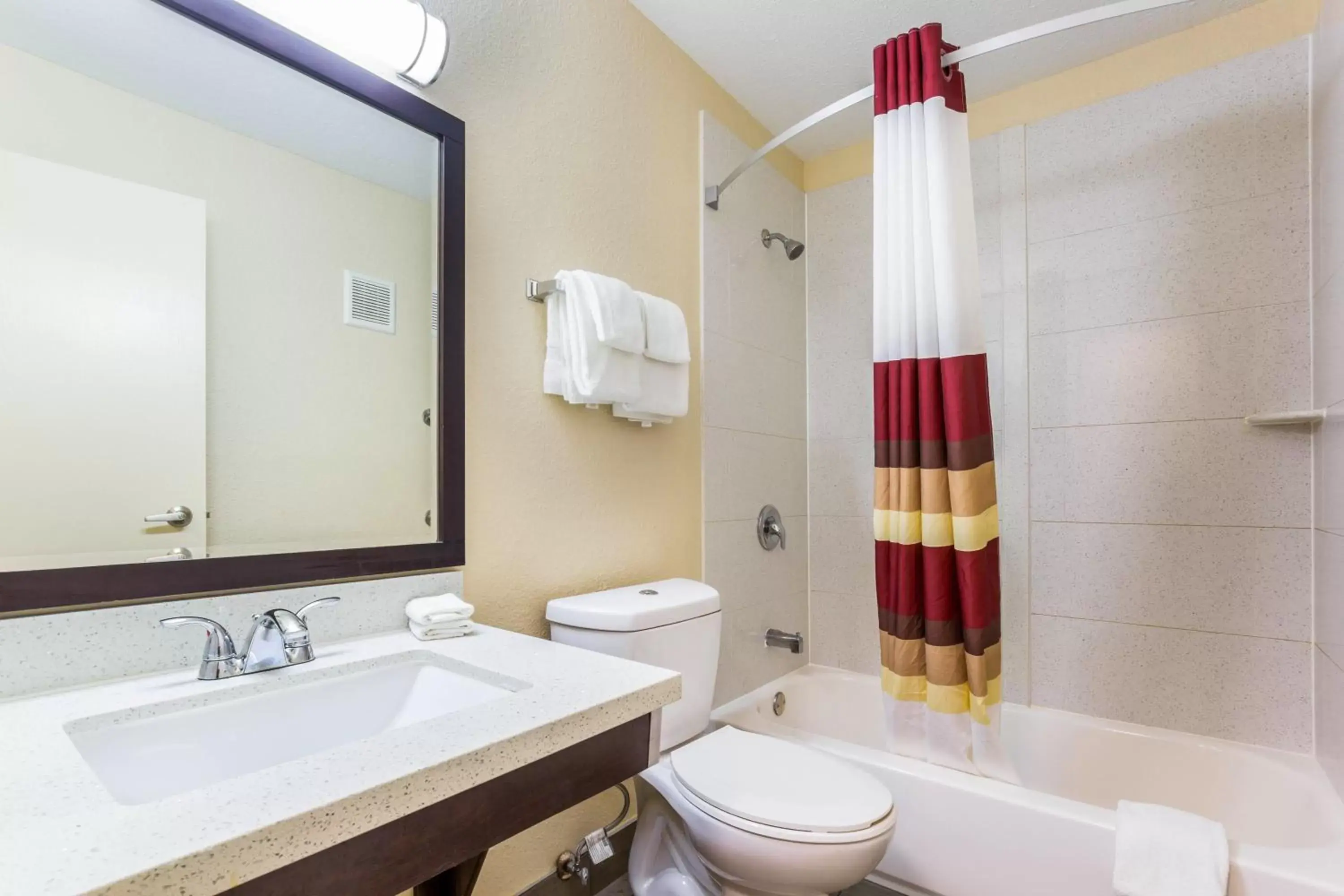 Photo of the whole room, Bathroom in Red Roof Inn Dry Ridge