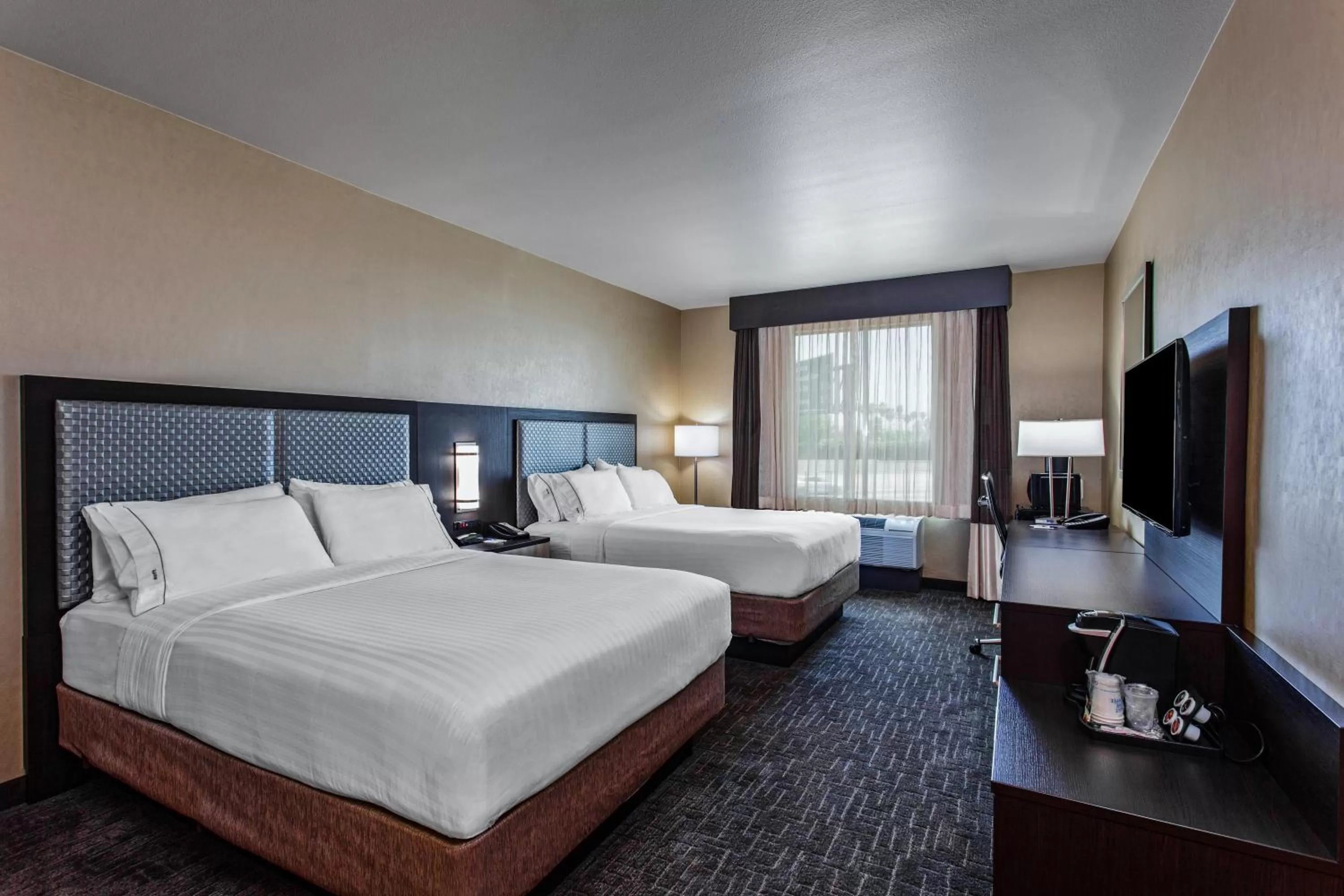 Day, Bed in Holiday Inn Express & Suites Anaheim Resort Area by IHG
