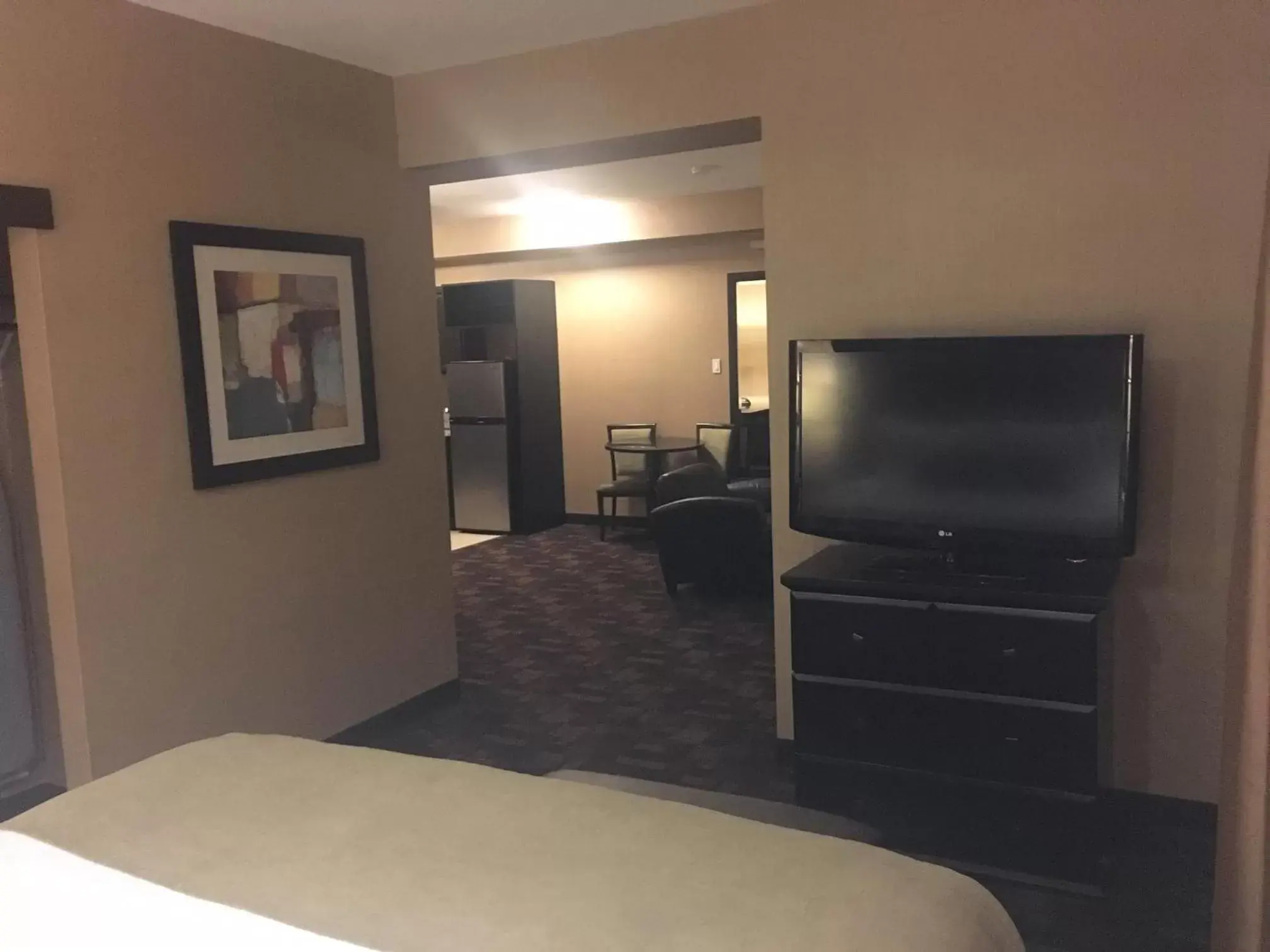 Living room, TV/Entertainment Center in Best Western PLUS Fox Creek