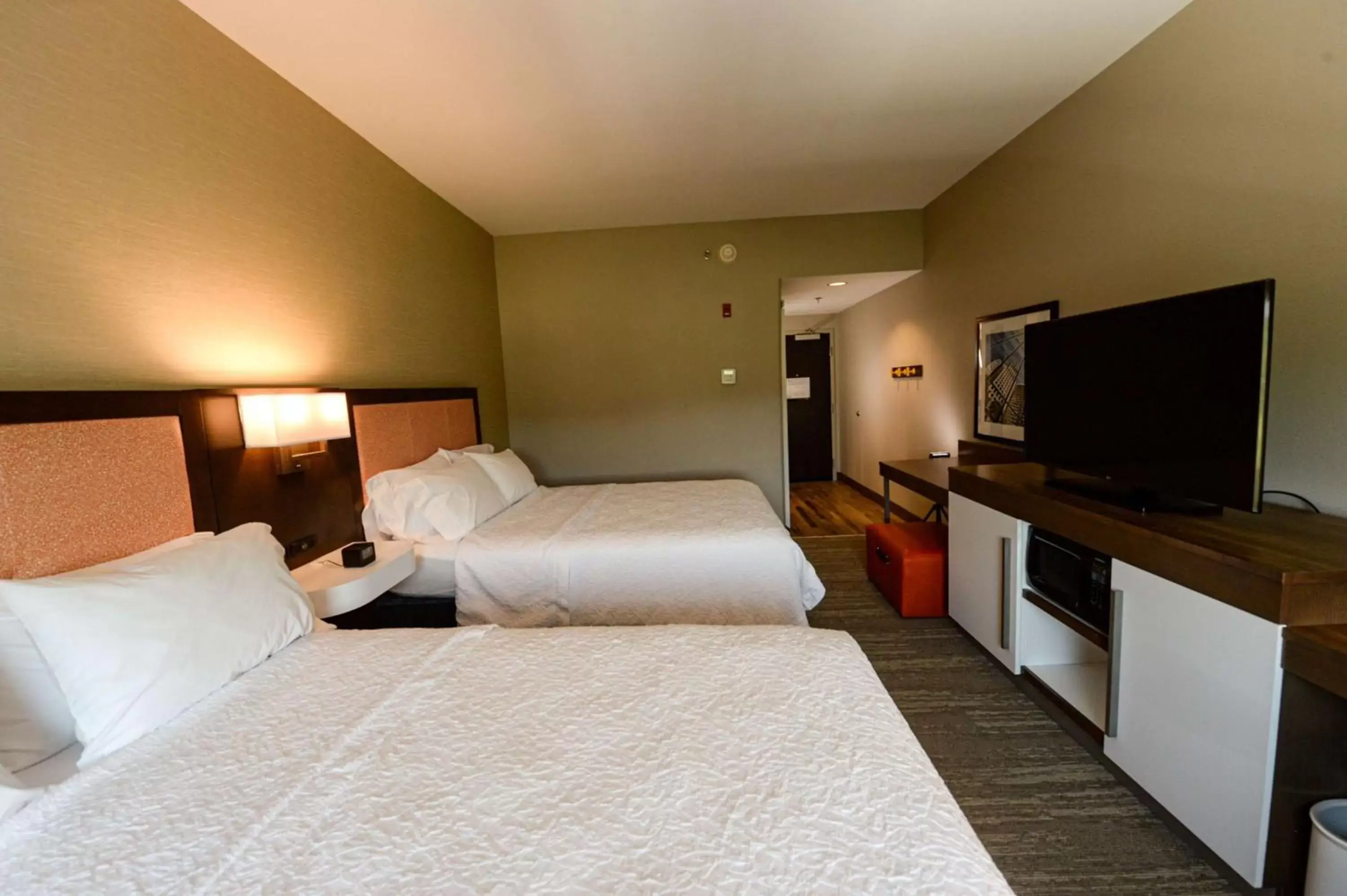 Bedroom, Bed in Hampton Inn & Suites Lenoir, NC