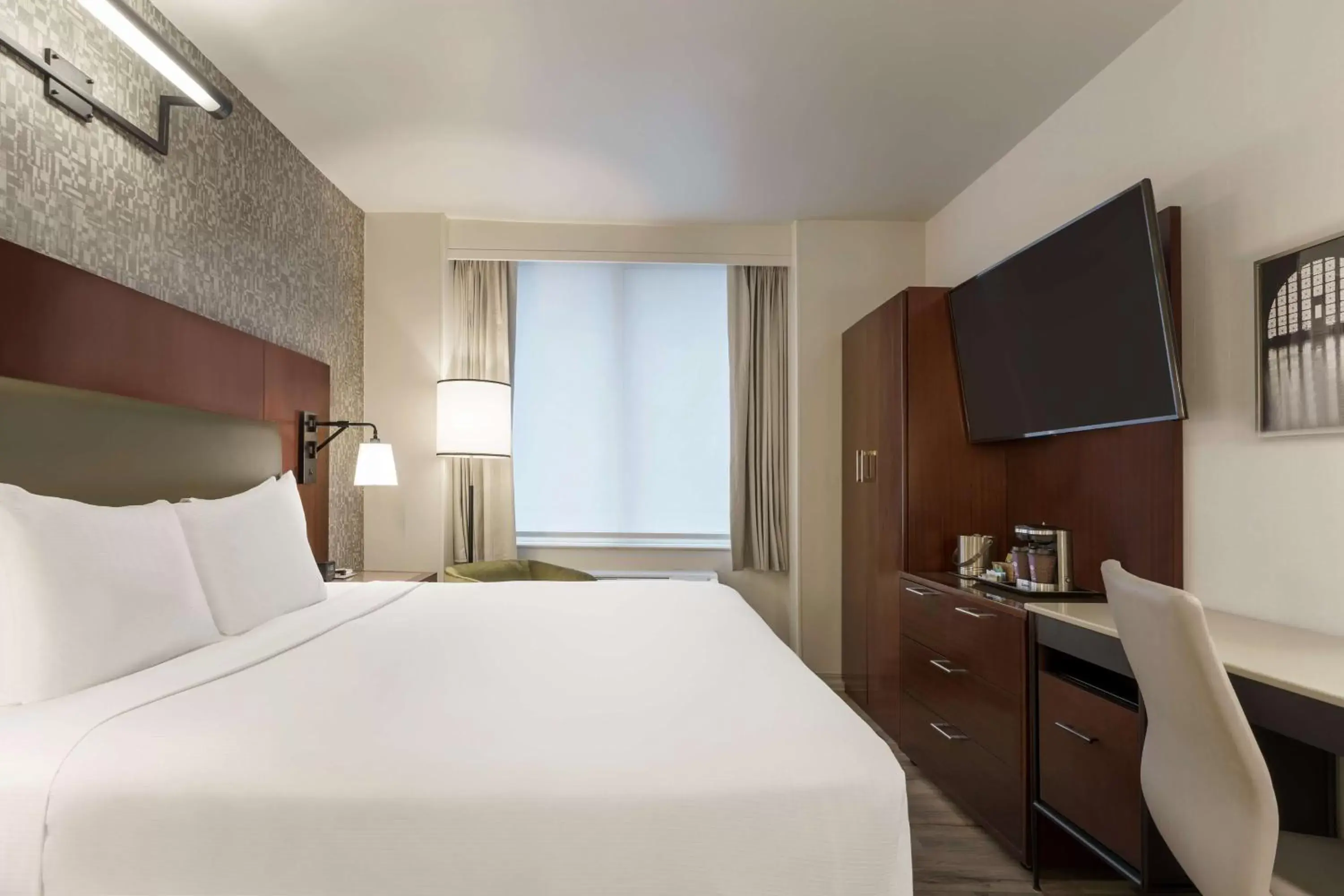 Bedroom, Bed in DoubleTree by Hilton New York Downtown