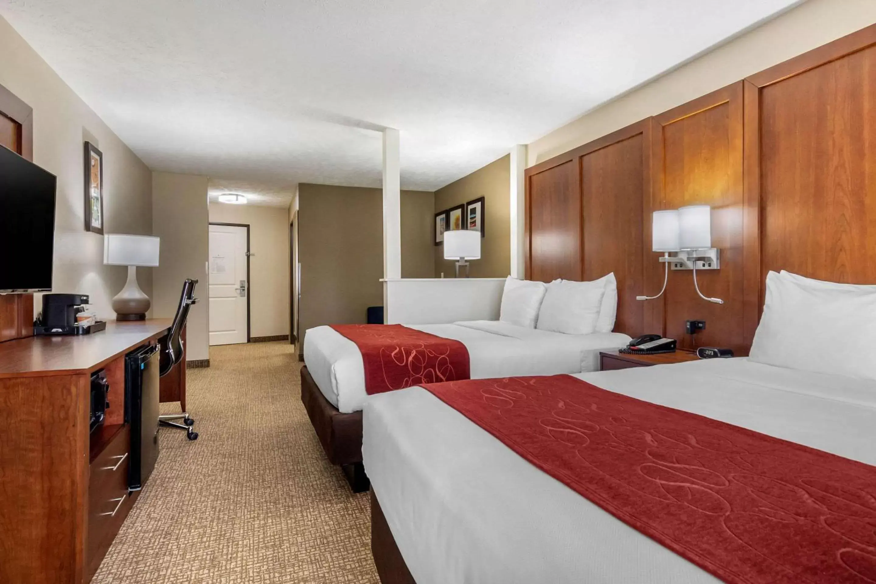 Photo of the whole room, Bed in Comfort Suites Speedway - Kansas City