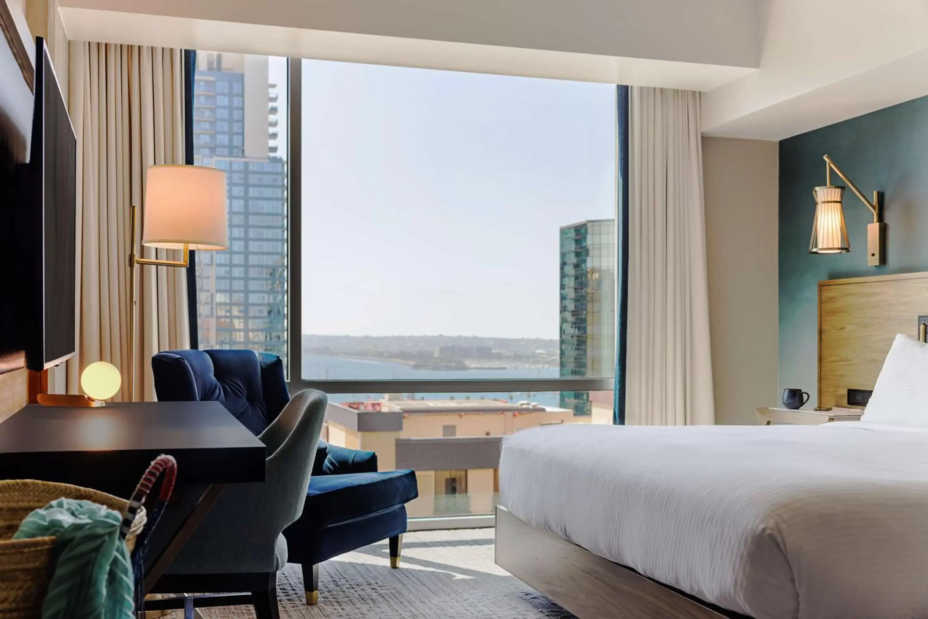 Bed in Carte Hotel San Diego Downtown, Curio Collection By Hilton