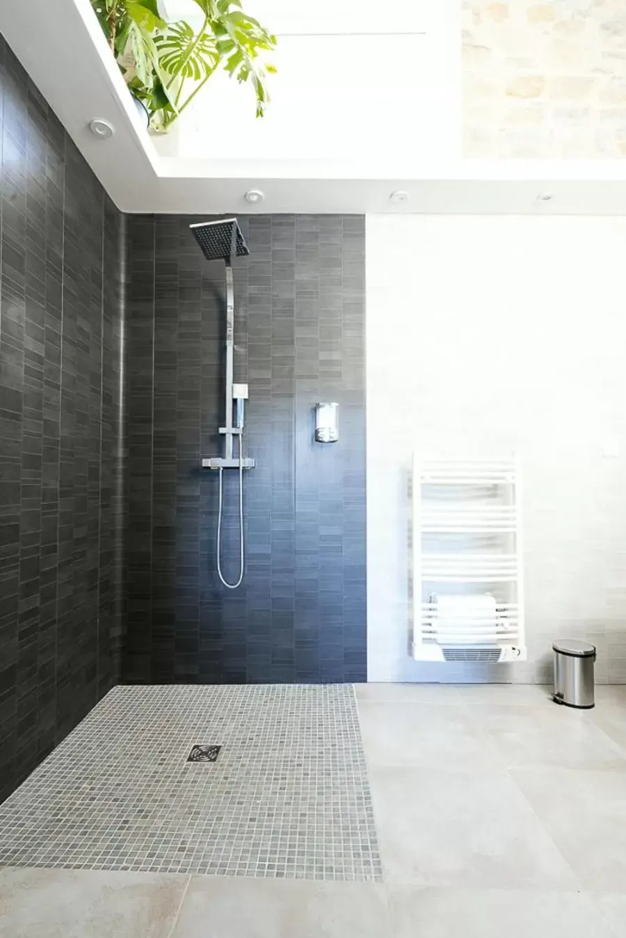 Shower, Bathroom in Le Mas des Oliviers Nîmes
