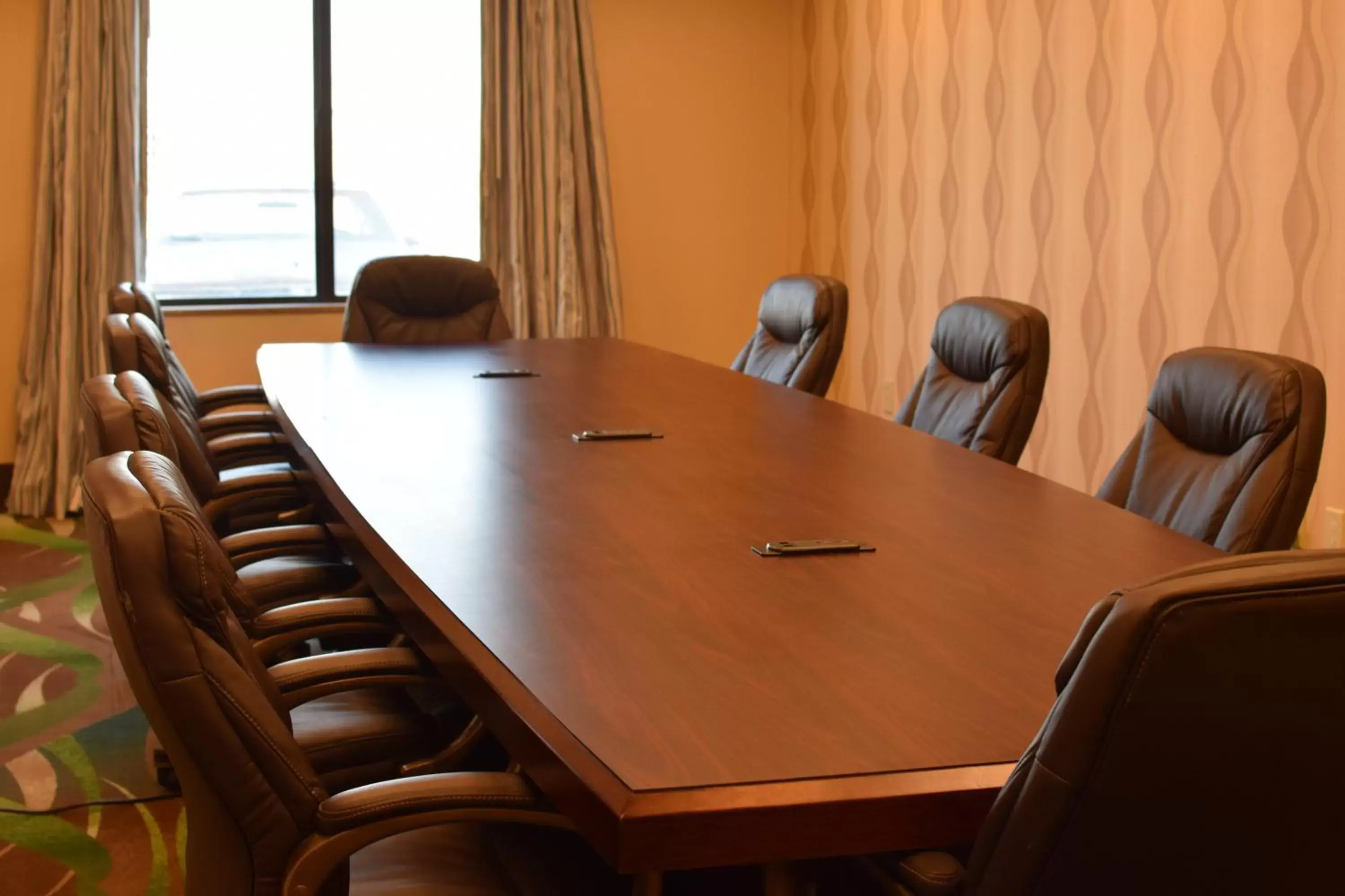 Meeting/conference room in Holiday Inn Express Pratt, an IHG Hotel