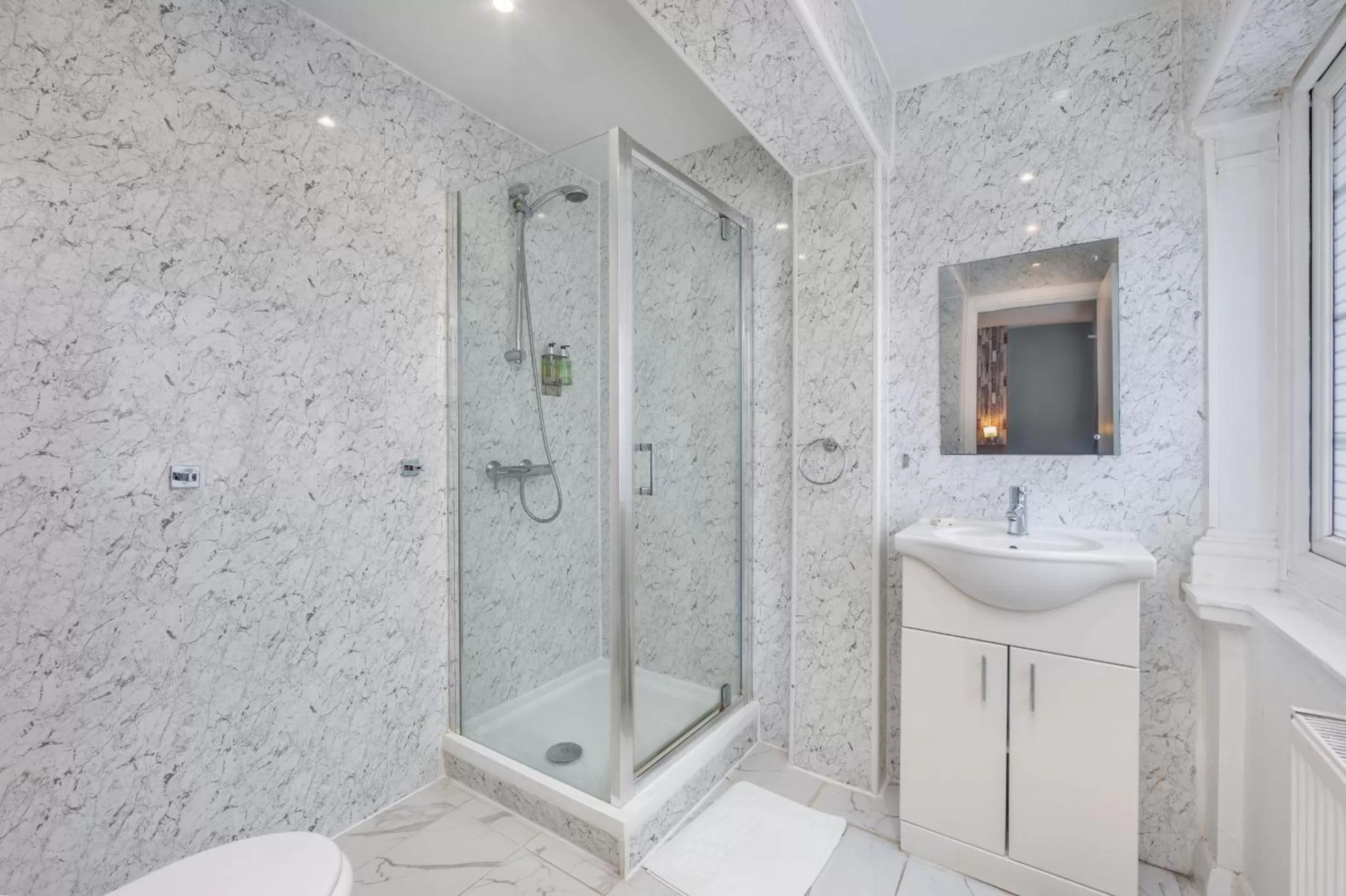 Shower in King Solomon Hotel- Golders Green