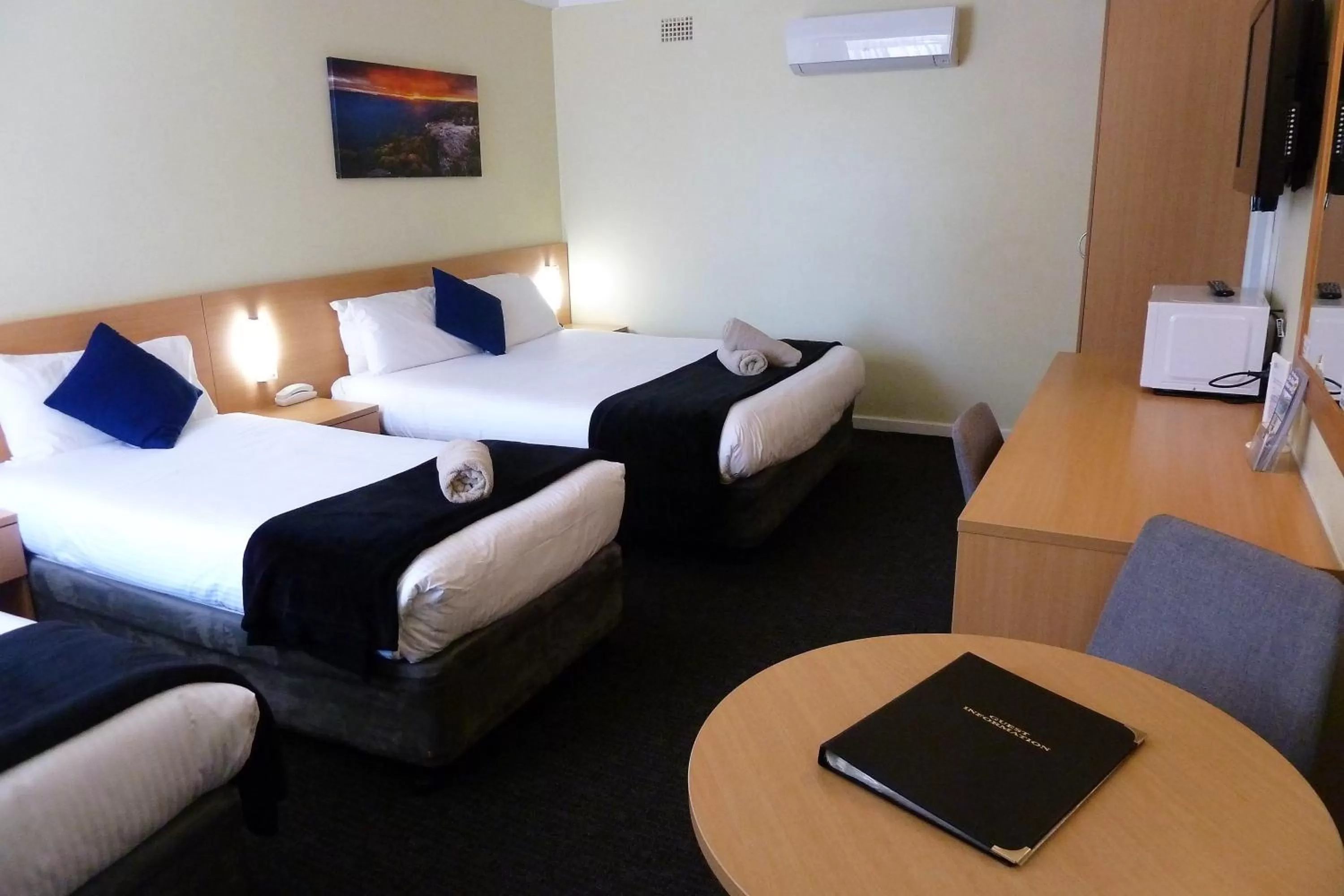 Living room, Bed in Sky Rider Motor Inn