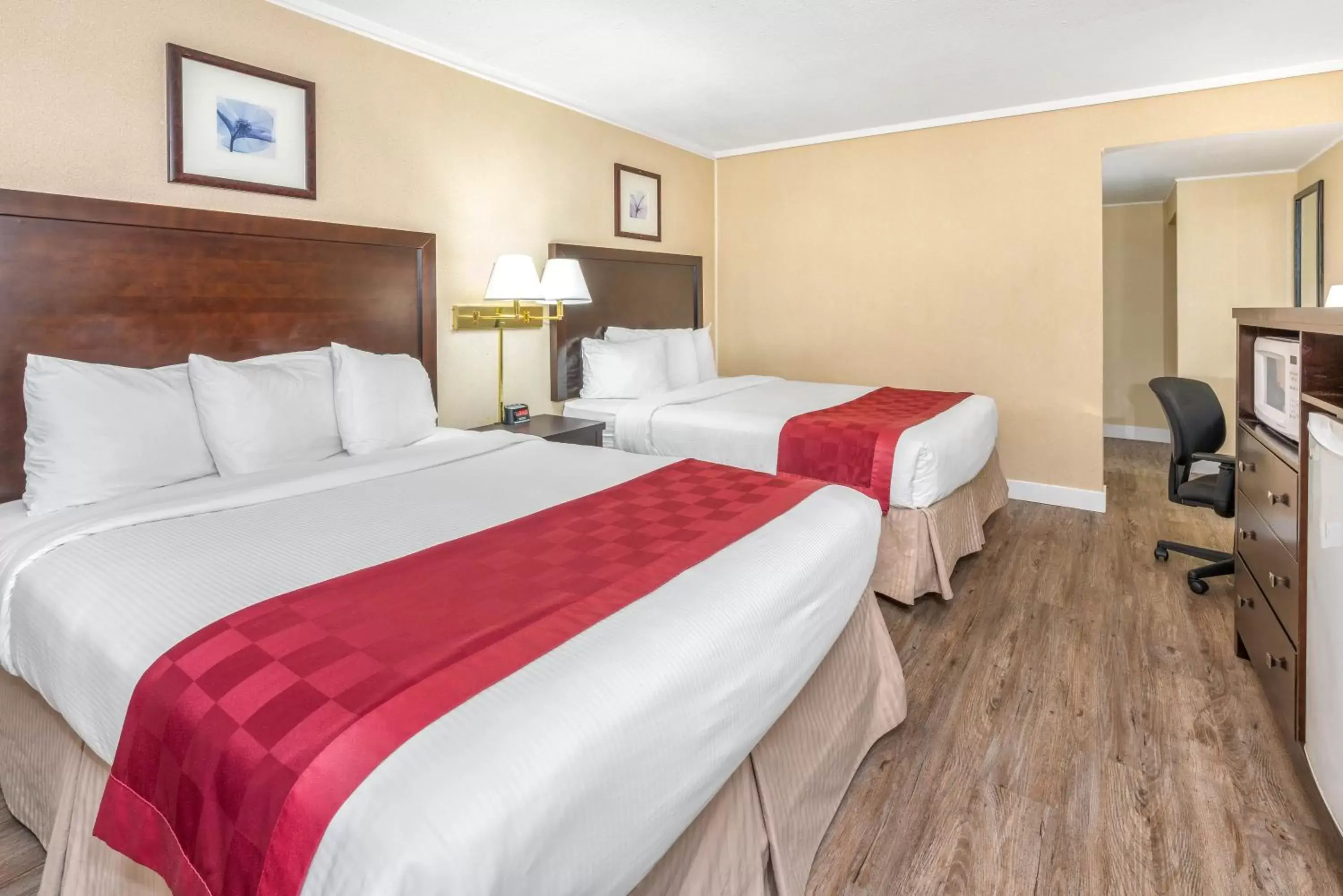 Bed in Ramada by Wyndham Coquitlam Bed in Ramada by Wyndham Coquitlam