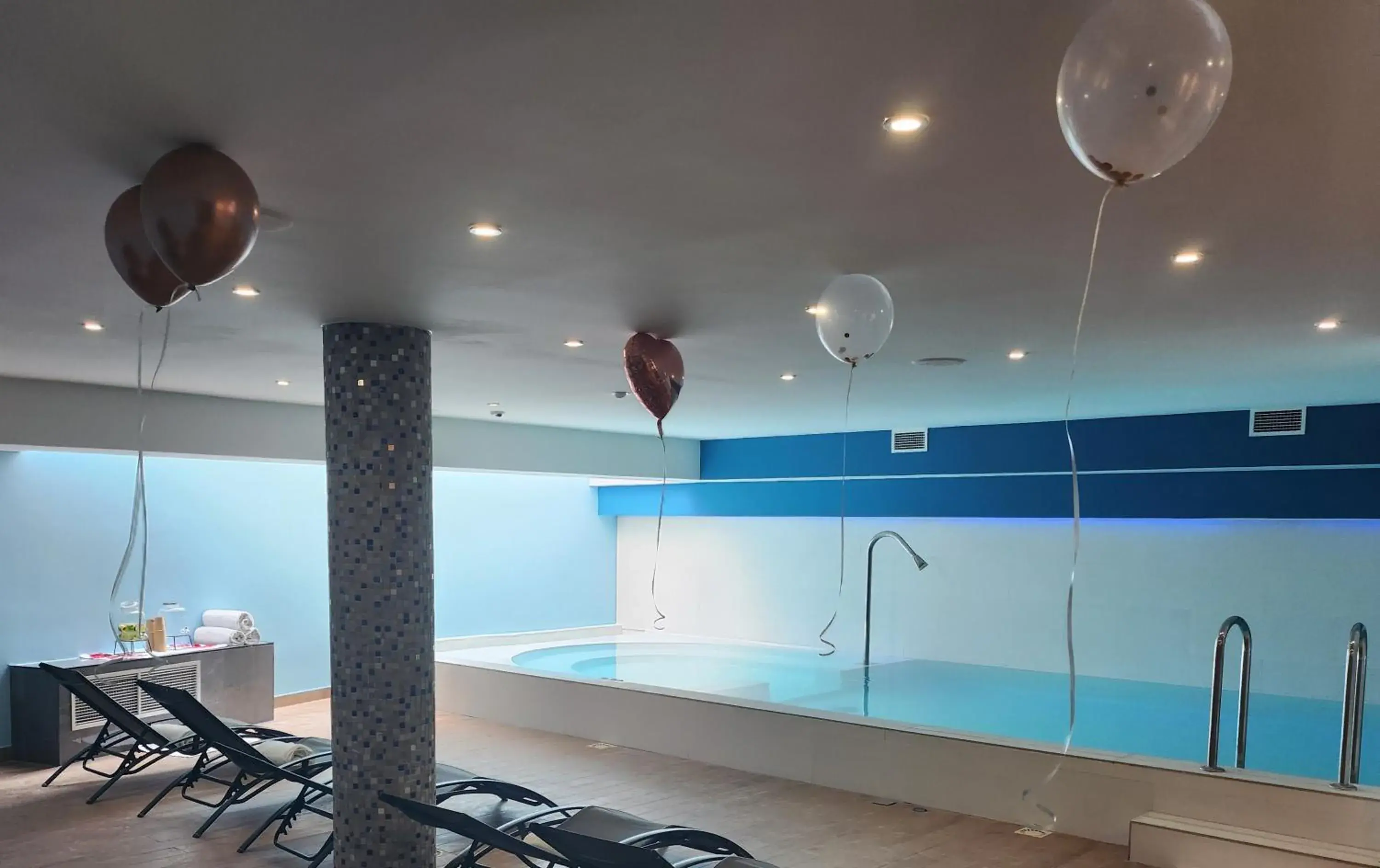 Swimming Pool in Hôtel Montaigne & Spa