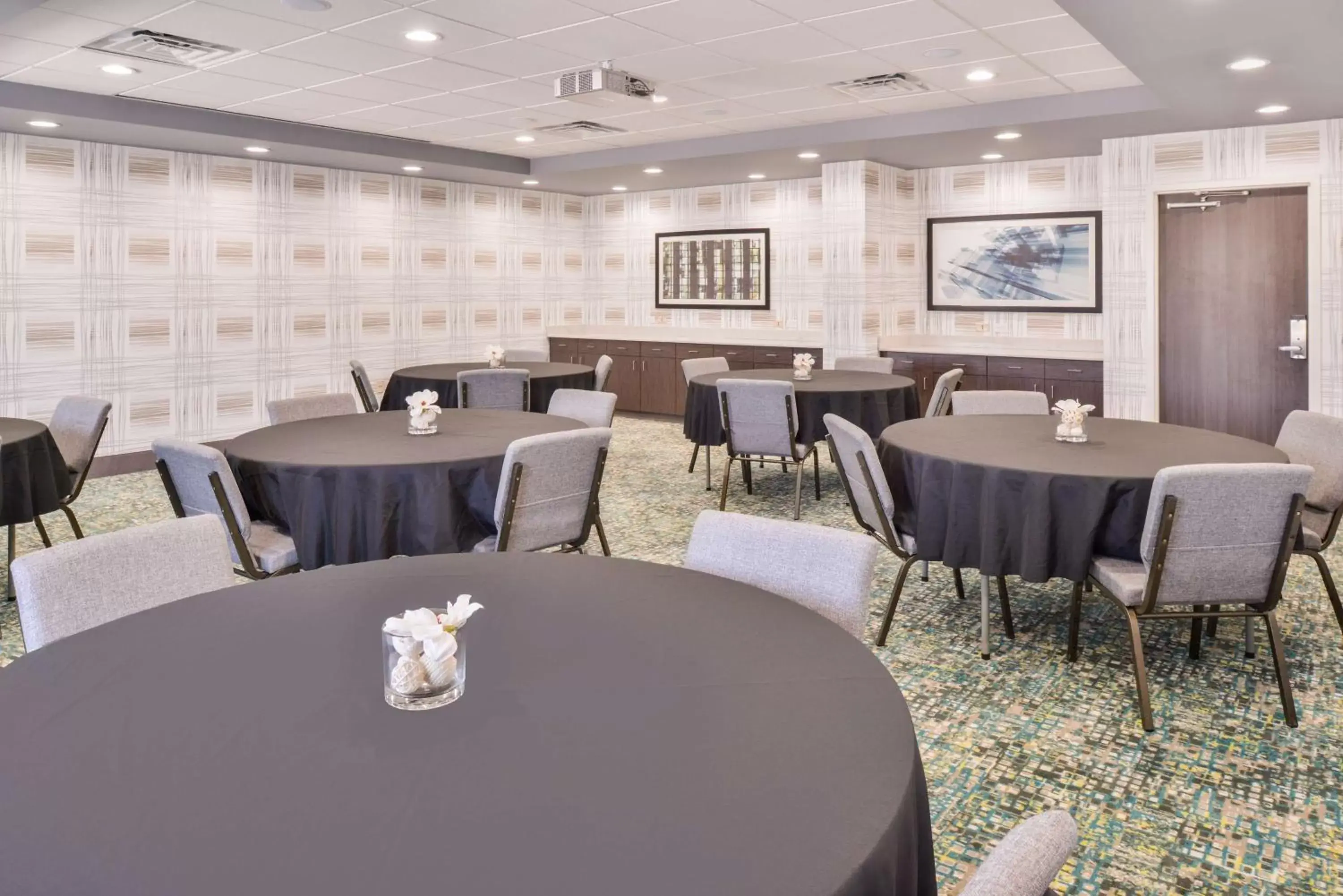 Meeting/conference room, Restaurant/Places to Eat in Hampton Inn Emporia, KS