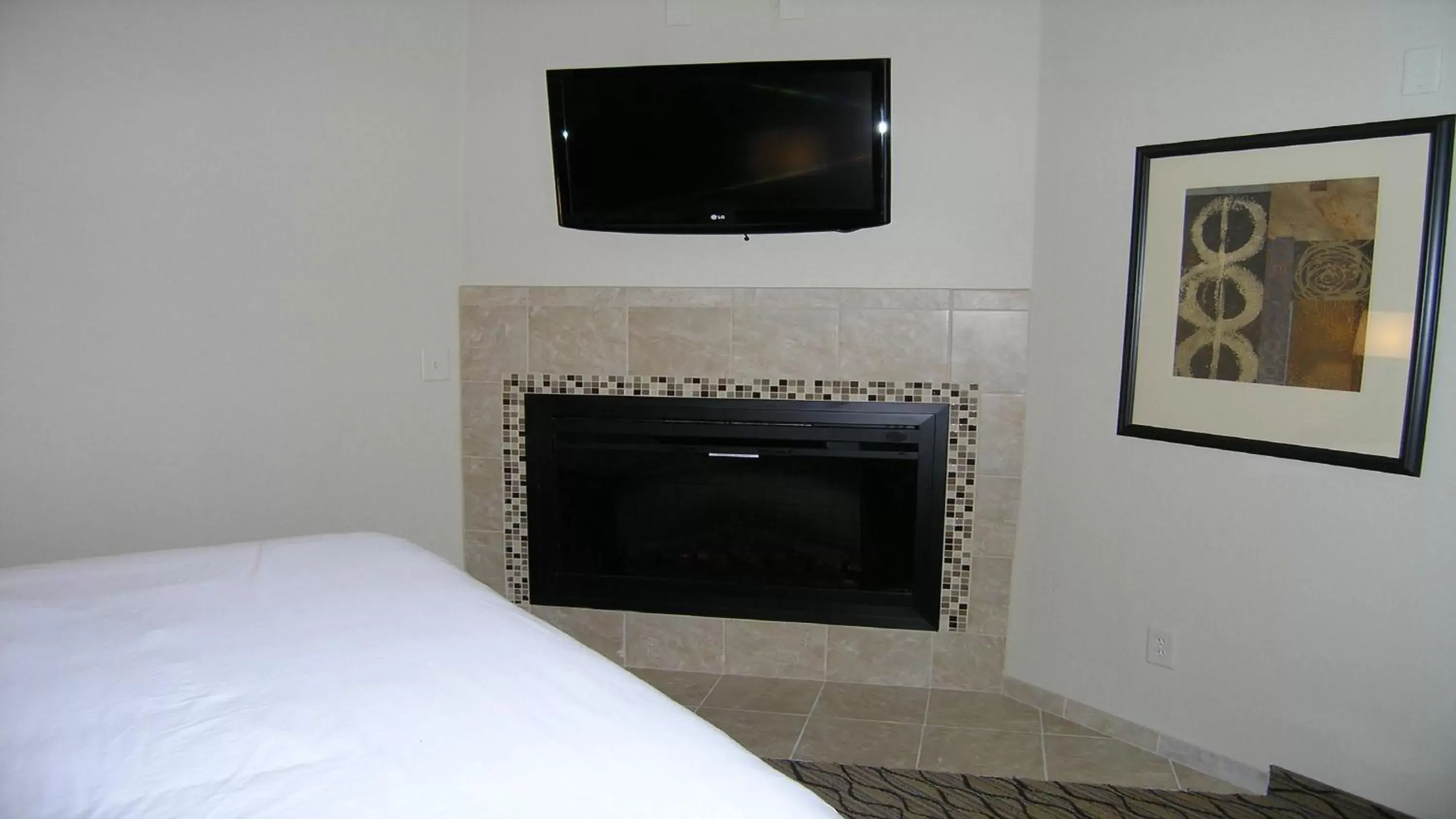 Photo of the whole room, TV/Entertainment Center in Holiday Inn Express & Suites Belle Vernon, an IHG Hotel