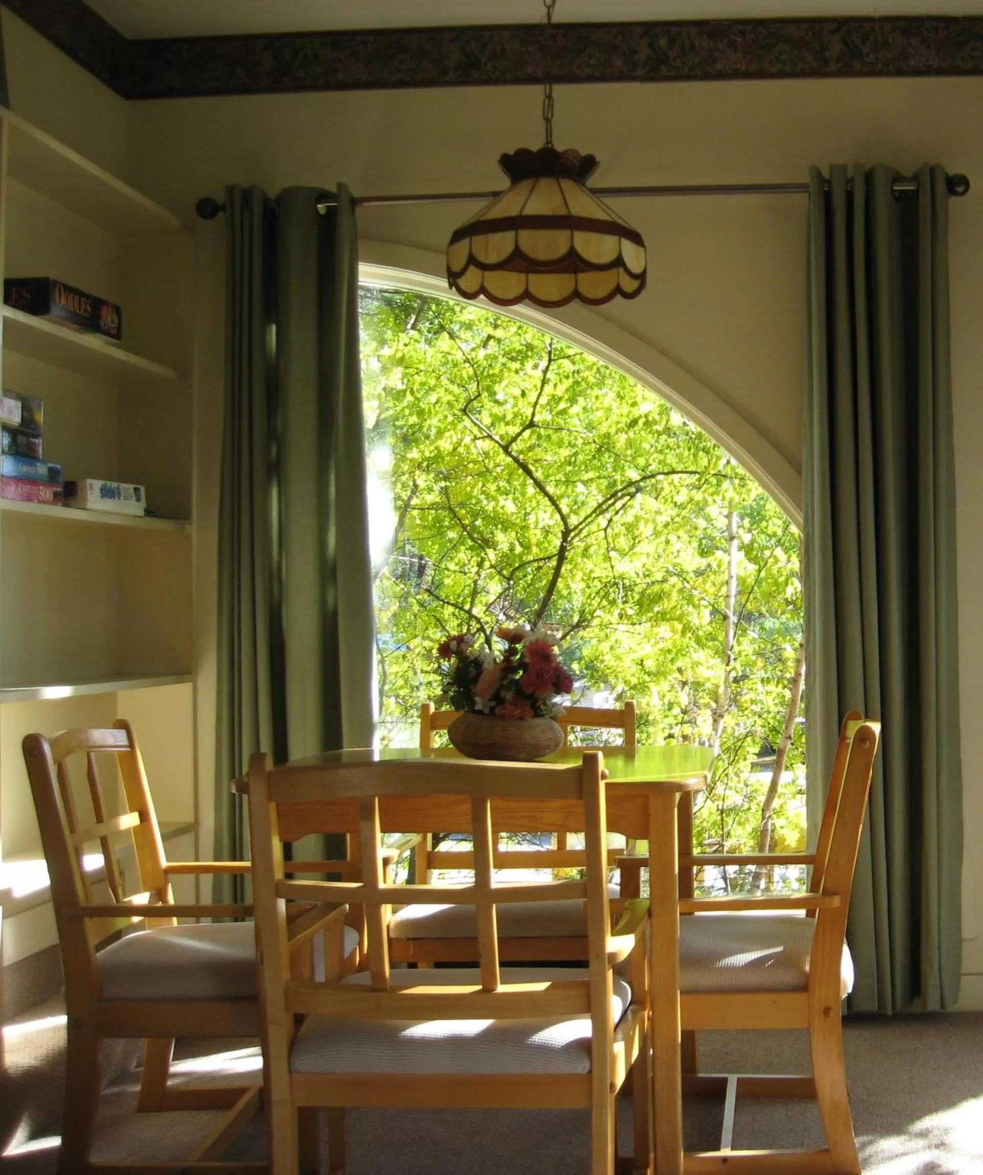 Seating area, Dining Area in Cathedral Ledge Resort